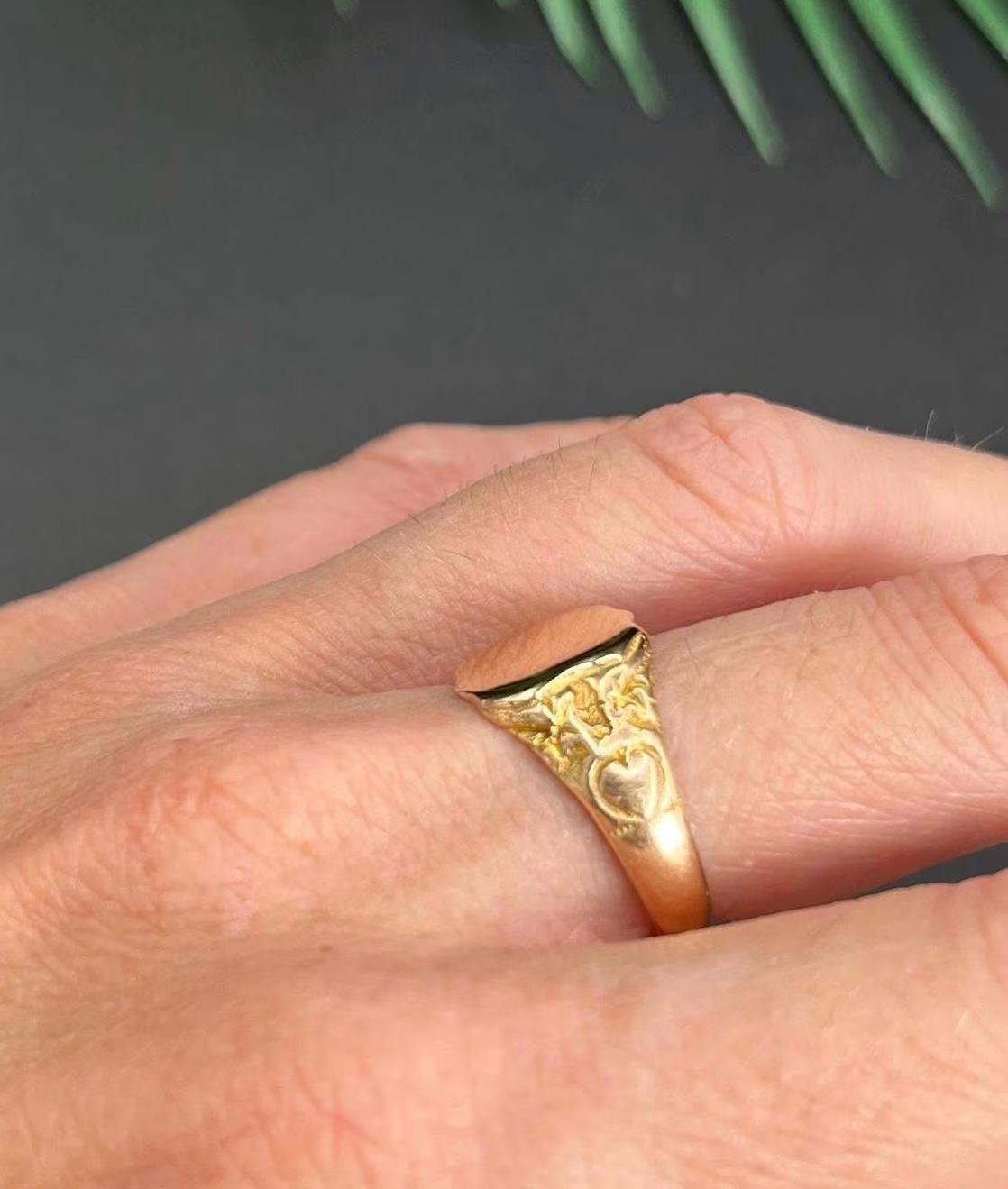 Bague de chevalière ancienne en or rose 9ct, en forme de bouclier, poinçonnée à Londres en 1925 en vente 3