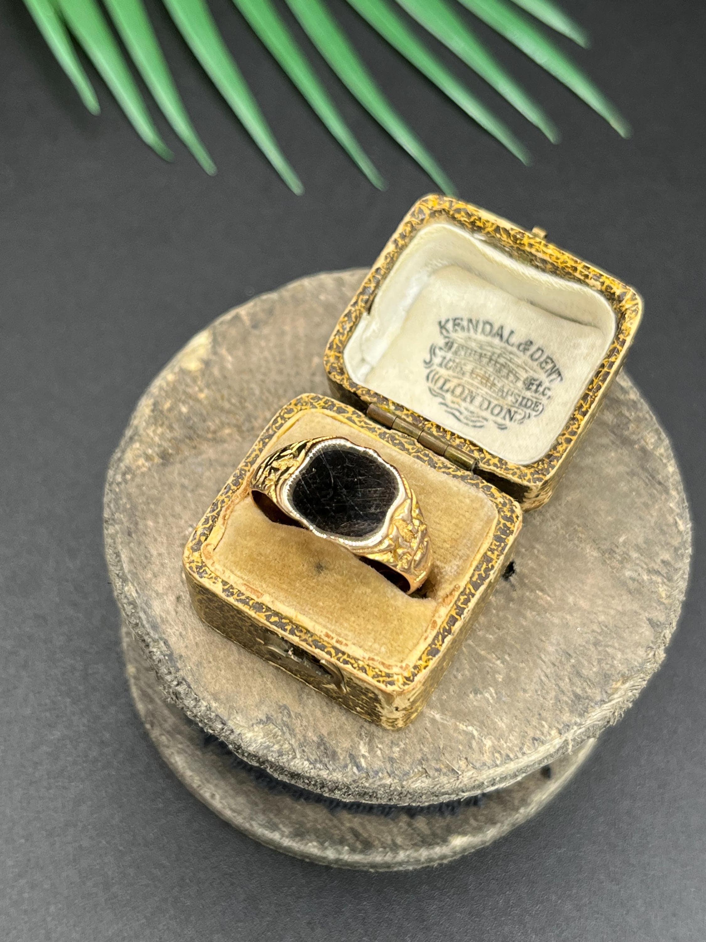 Bague de chevalière ancienne en or rose 9ct, en forme de bouclier, poinçonnée à Londres en 1925 en vente 5