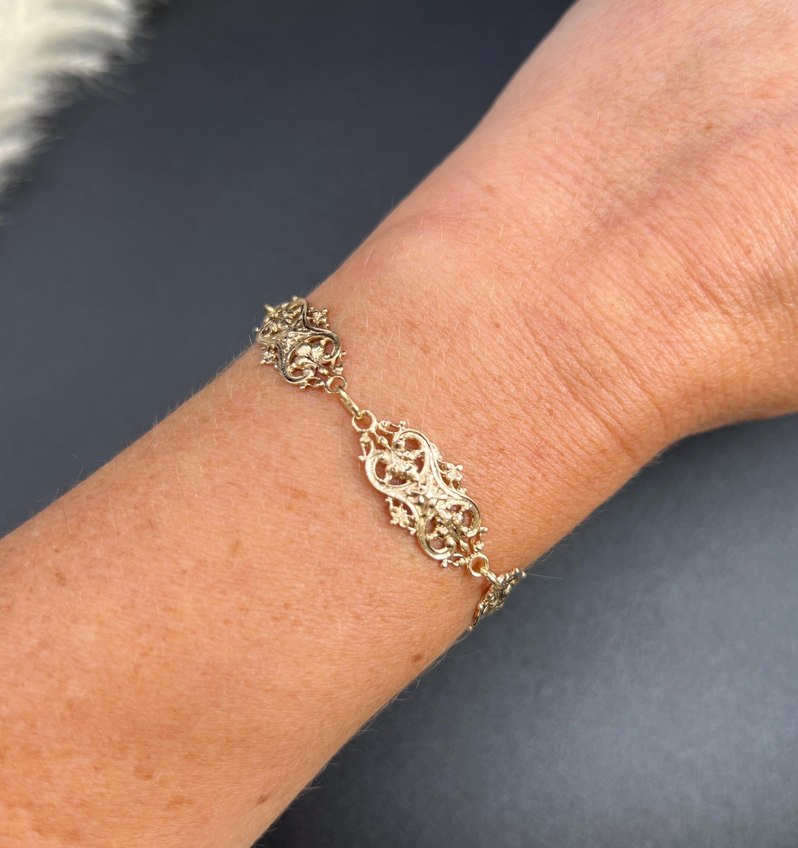Bracciale antico Art Nouveau 

Oro rosa 9ct stampato

Circa 1890

Ti presentiamo uno splendido bracciale in oro rosa 9ct dell'epoca Art Nouveau, un pezzo squisito che incarna l'eleganza e la maestria del suo tempo. Questo braccialetto accattivante è