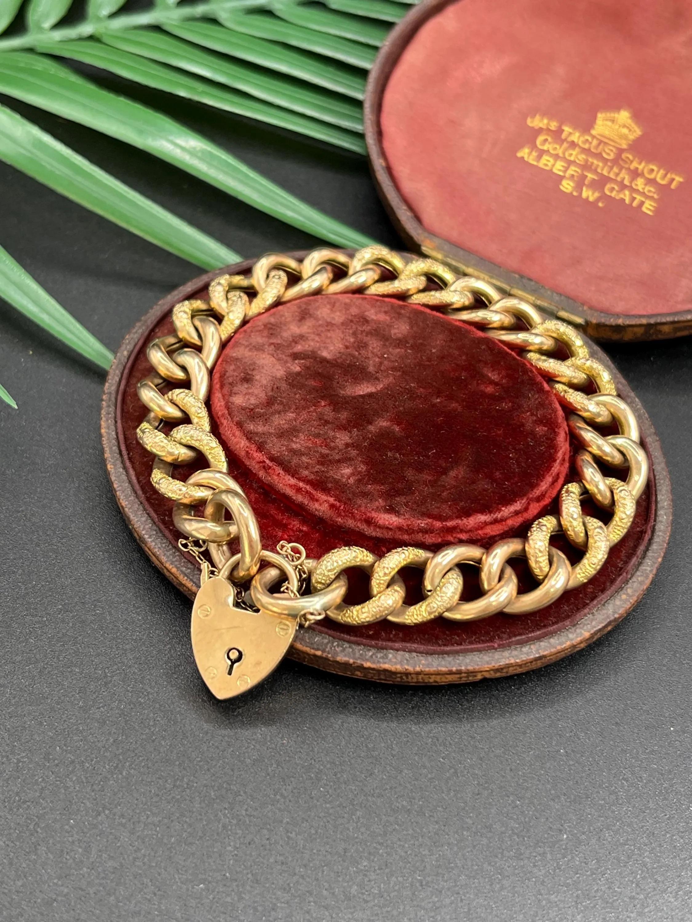 Pulsera de eslabones con textura de candado en oro rosa antiguo

Oro rosa de 9 ct estampado en cada Link 

Alrededor de 1910

Retrocede a la elegancia de la época eduardiana con esta impresionante pulsera de eslabones, fabricada en exquisito oro