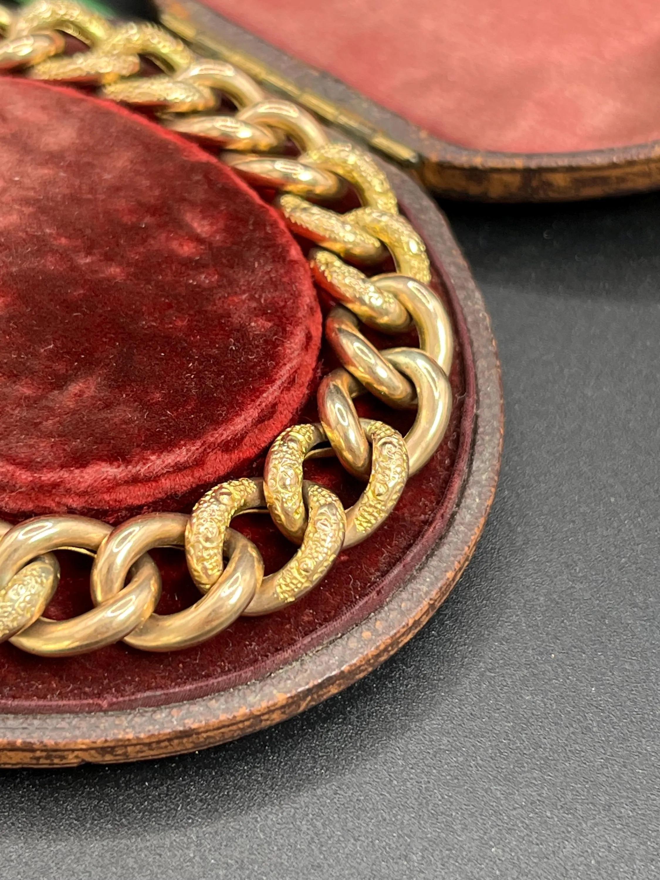 Antiguo brazalete de oro rosa de 9 ct estampado, de la época eduardiana con eslabón de freno y candado de corazón Eduardiano en venta