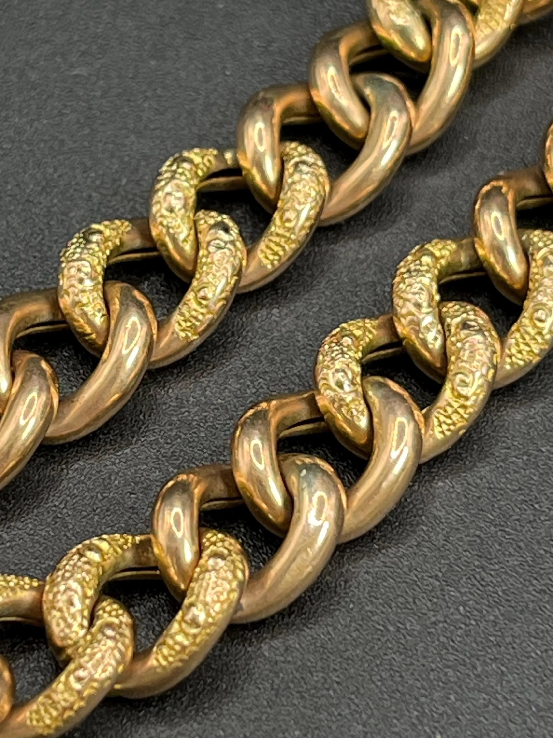 Femenino o masculino Antiguo brazalete de oro rosa de 9 ct estampado, de la época eduardiana con eslabón de freno y candado de corazón en venta