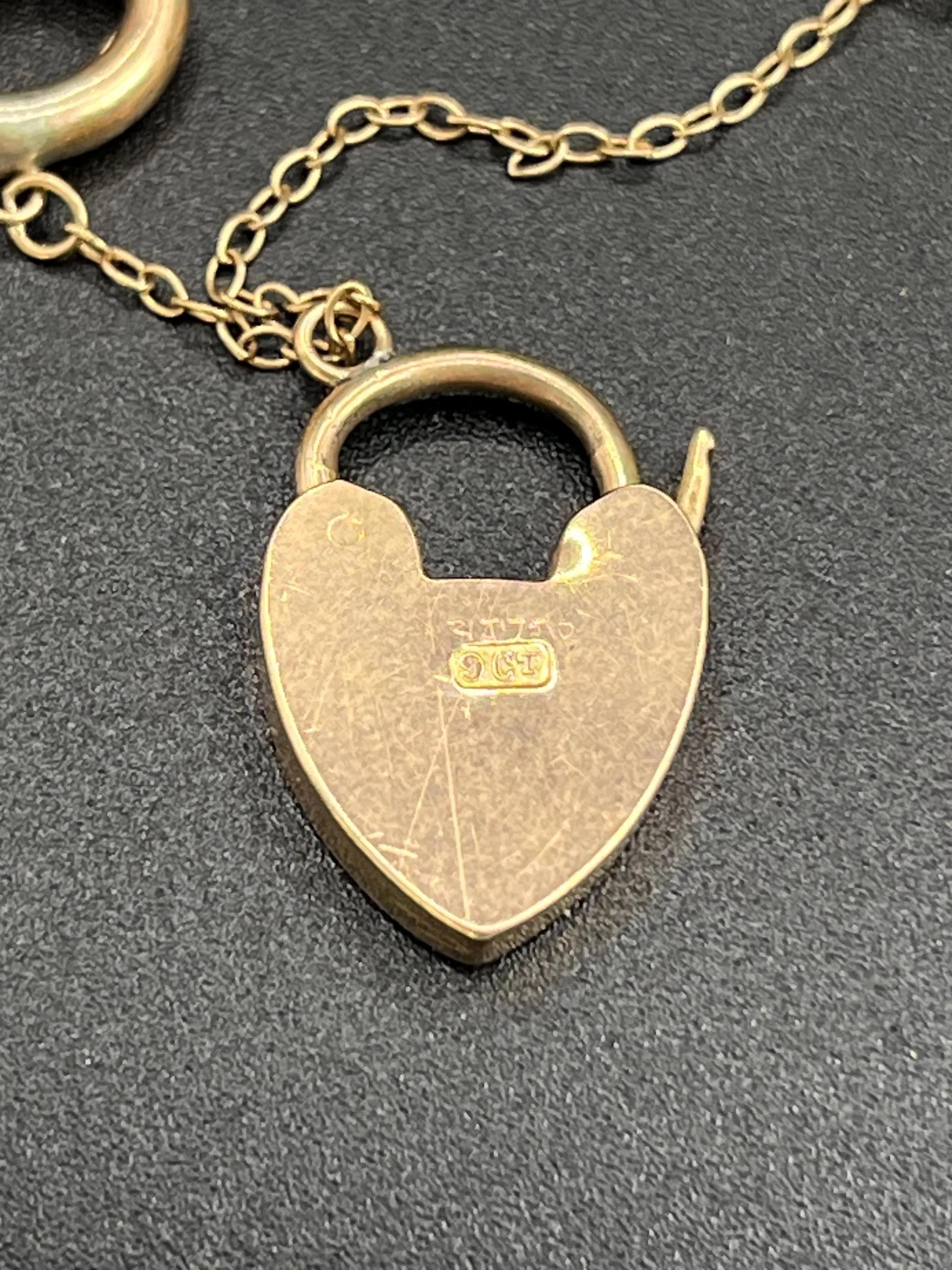 Antiguo brazalete de oro rosa de 9 ct estampado, de la época eduardiana con eslabón de freno y candado de corazón en venta 2