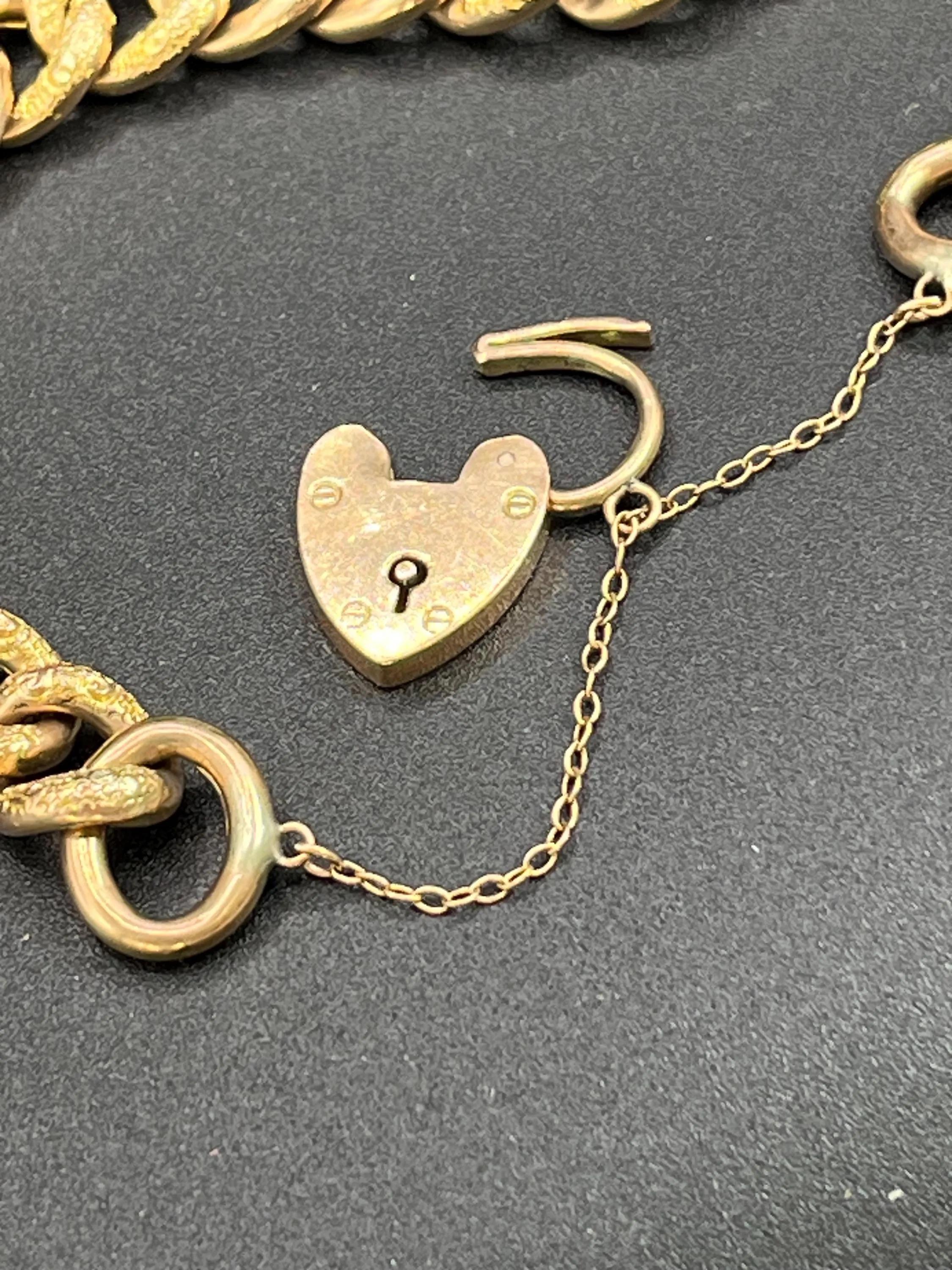 Antiguo brazalete de oro rosa de 9 ct estampado, de la época eduardiana con eslabón de freno y candado de corazón en venta 3