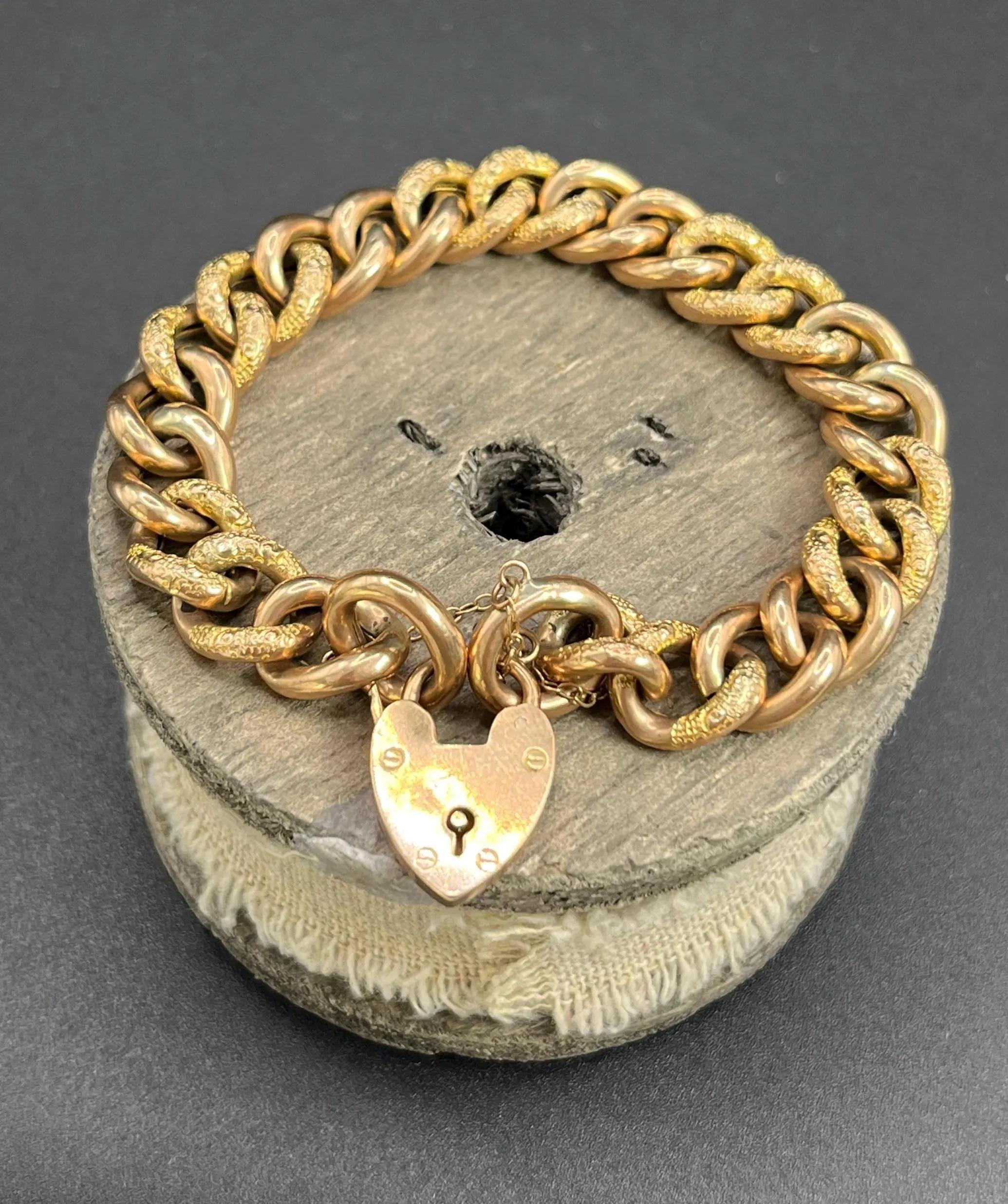 Antiguo brazalete de oro rosa de 9 ct estampado, de la época eduardiana con eslabón de freno y candado de corazón en venta 4