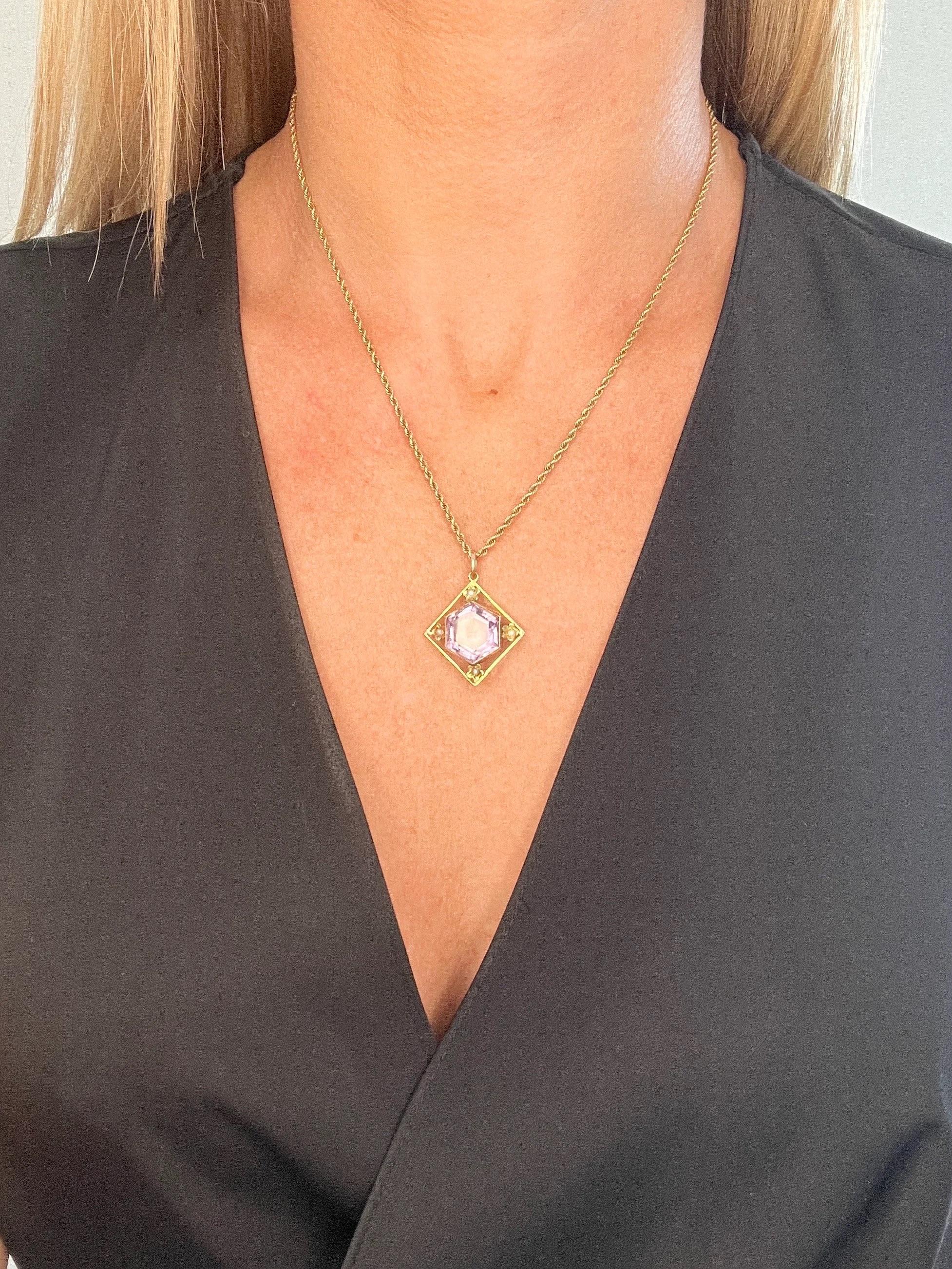 Pendentif antique en améthyste 

Or rose 9ct Tagué

Circa 1910

*LA CHAÎNE EST VENDUE SÉPARÉMENT. 

Ce superbe pendentif Eleg présente un cadre ouvert en forme de diamant en or rose 9ct, avec une pierre centrale hexagonale en améthyste qui ajoute