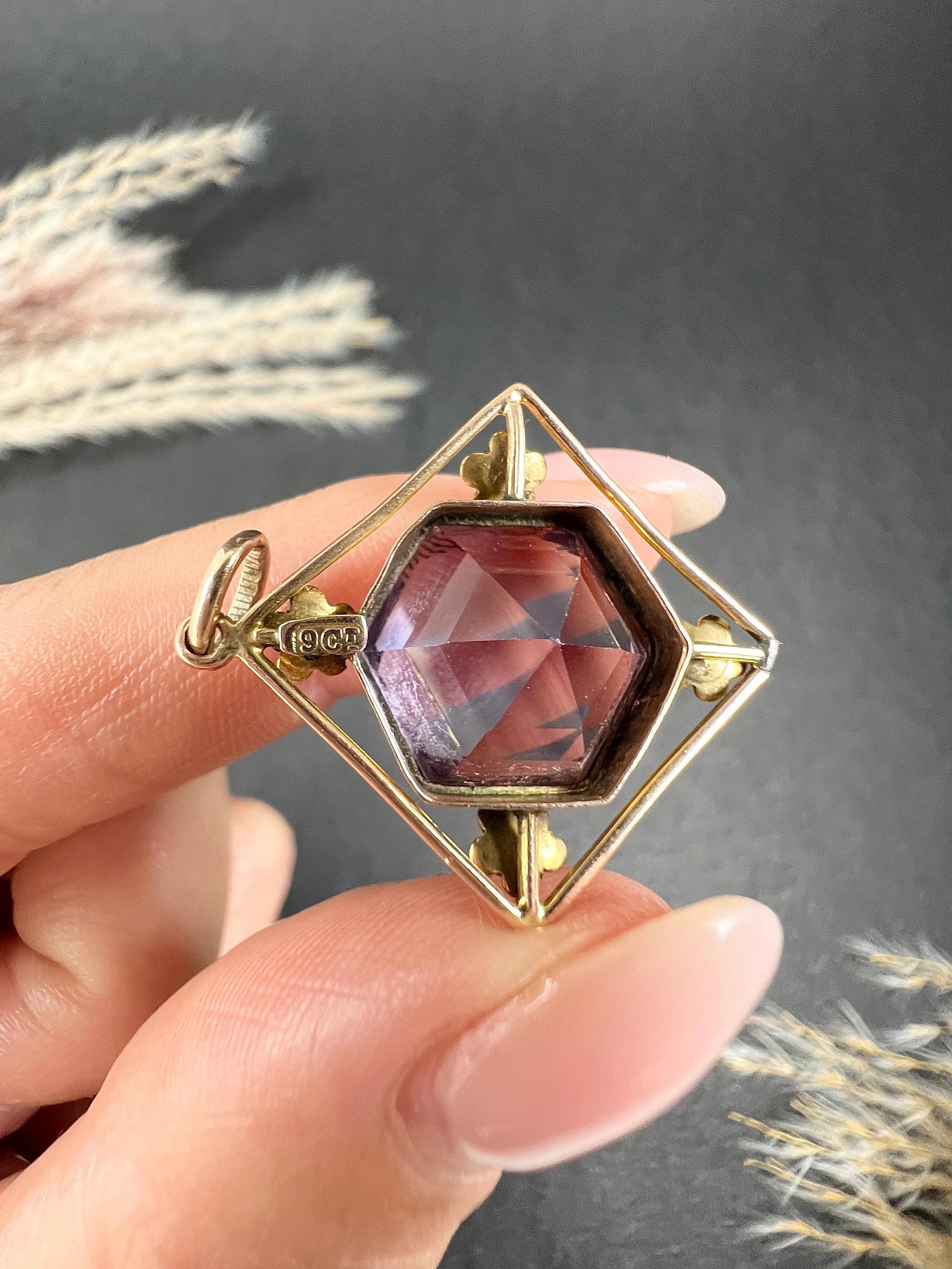 Taille hexagone Pendentif édouardien ancien en or rose 9 carats Tagged, améthyste hexagonale et perles naturelles en vente