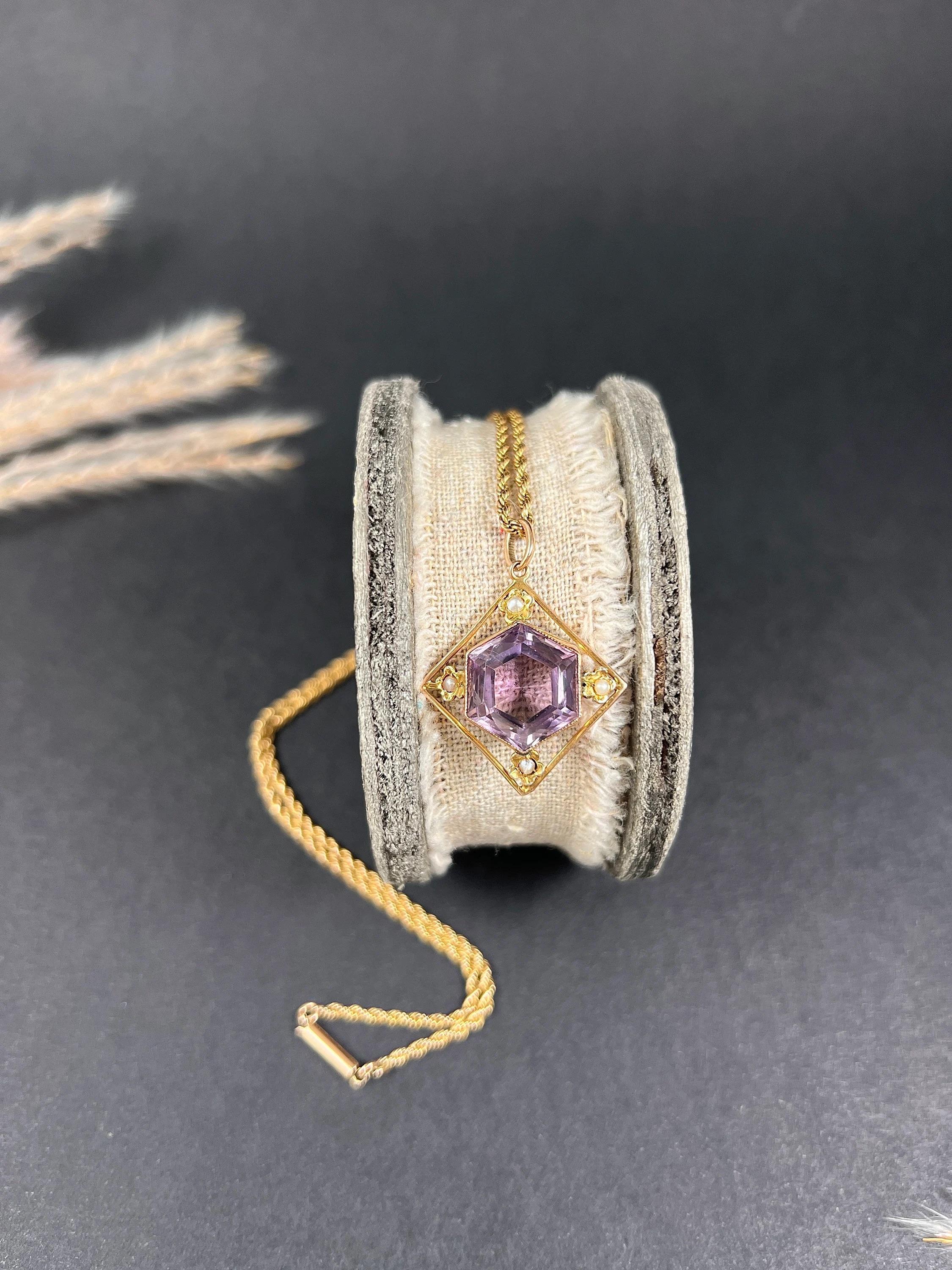 Pendentif édouardien ancien en or rose 9 carats Tagged, améthyste hexagonale et perles naturelles en vente 1