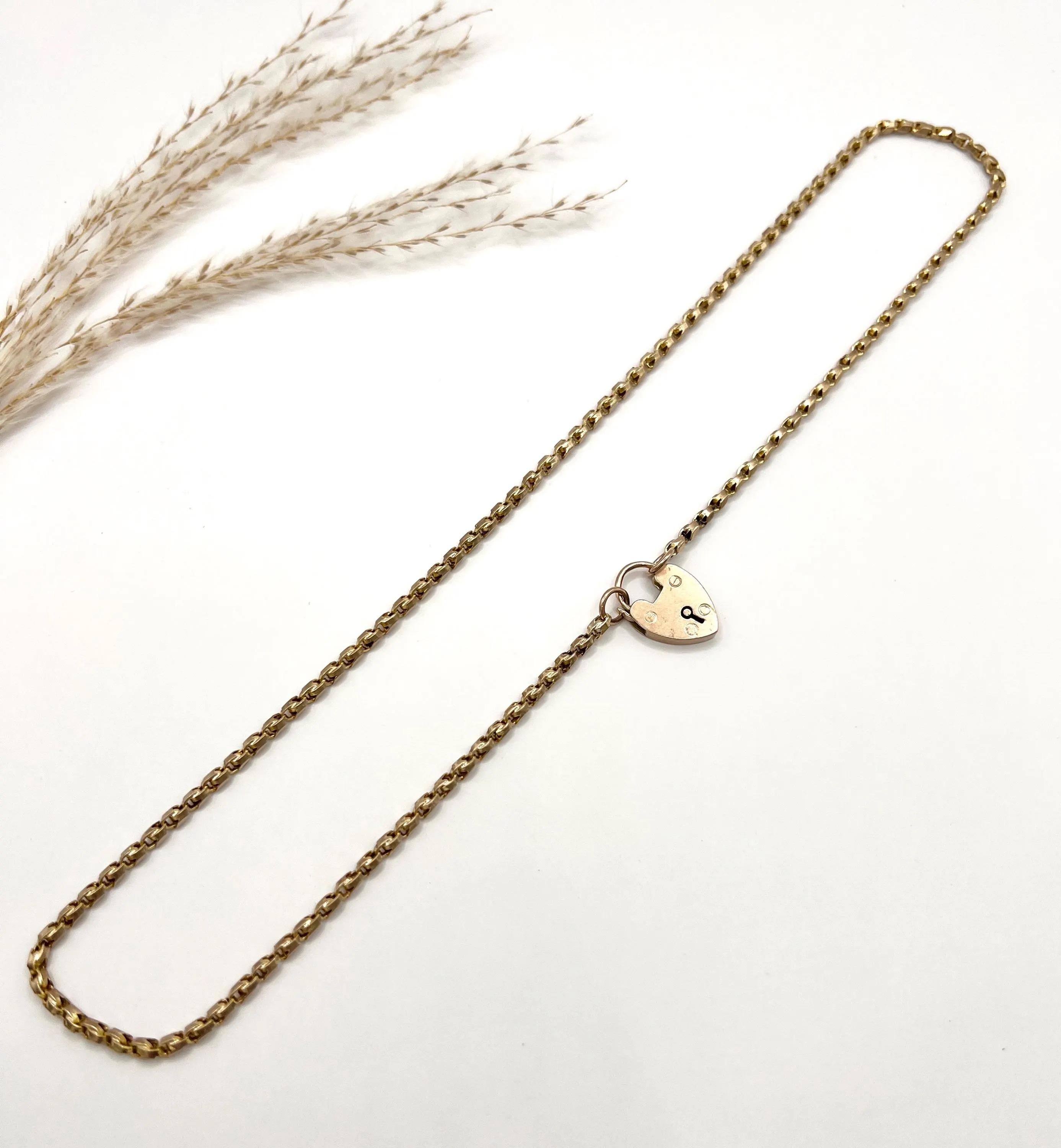 Antica catena a tulipani in oro rosa 9ct da 22 pollici: Chiusura con lucchetto a cuore edoardiano in vendita 1