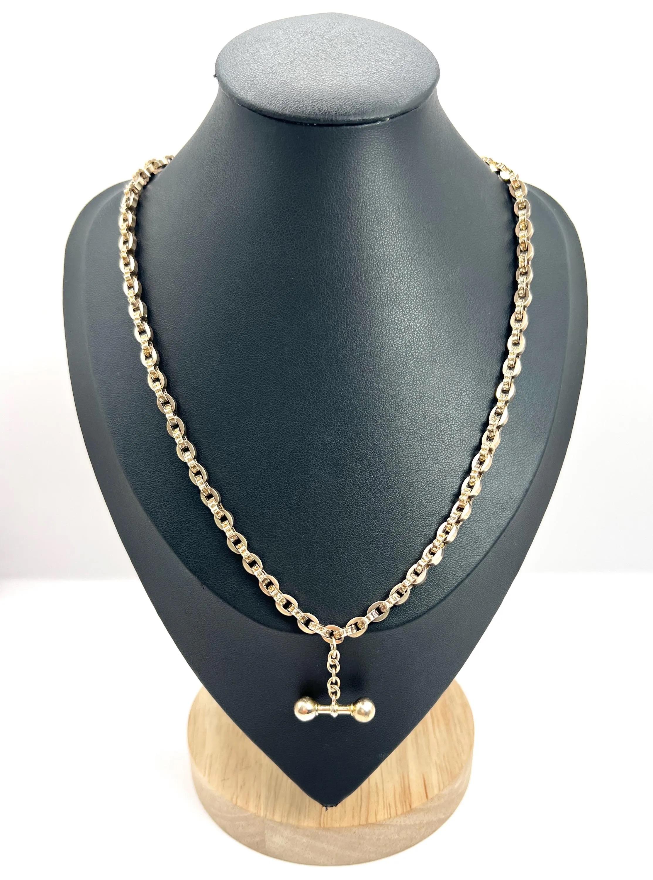Chaîne à maillons Rolo antique

Or rose 9ct

Circa 1880

Entrez dans l'élégance avec cet exquis collier victorien à maillons fantaisie, réalisé en or rose 9ct. Doté d'une chaîne Albert au design complexe, le collier présente une alternance de