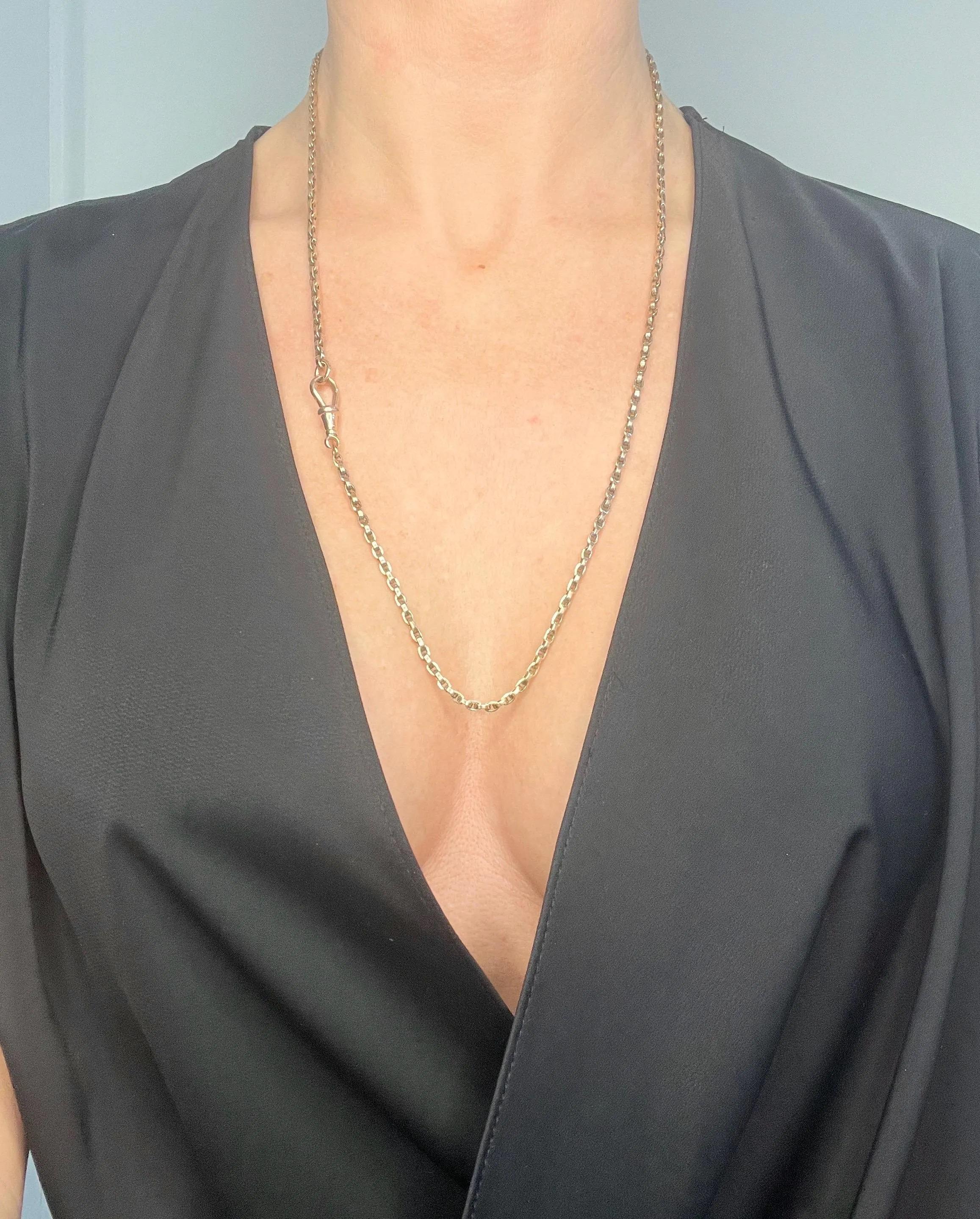 Antique Rolo Link Chain

9ct Rose Gold Stamped

Circa 1890

This exquisite 9ct gold-stamped Victorian rolo link chain is a true masterpiece that will elevate any outfit. The chain measures approximately 25 inches long and features a swivel clip