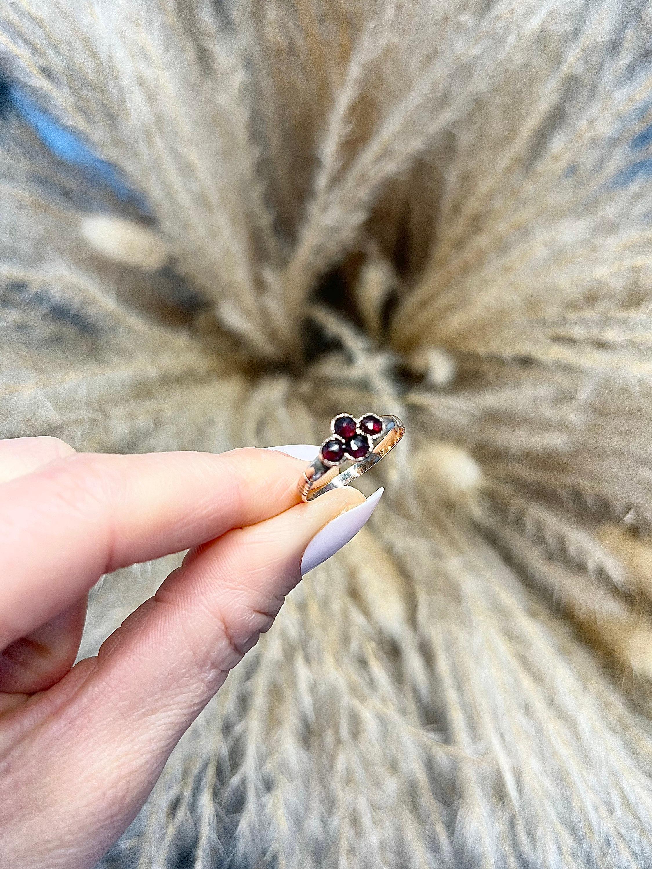 Antique 9ct Rose Gold Victorian Bohemian Garnet Ring For Sale 1