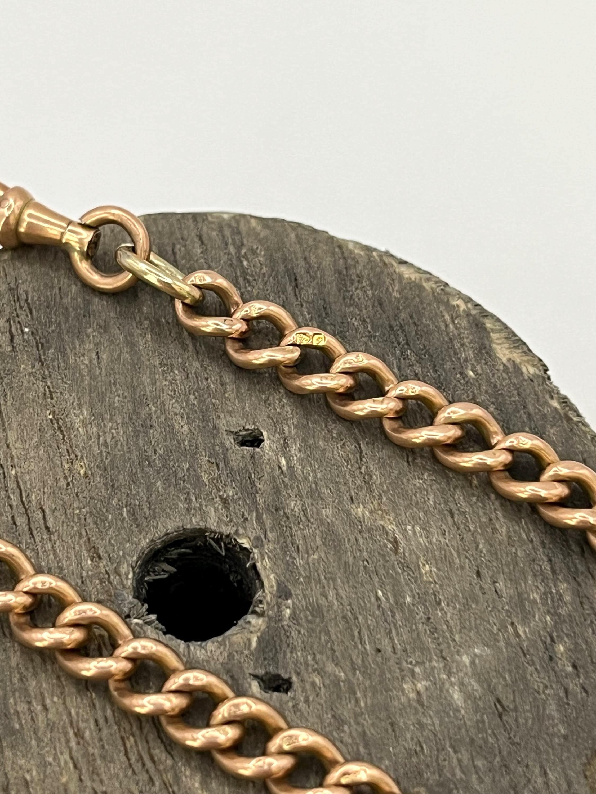 Bracelet à maillons en or rose antique avec clip pour chien 

Or 9ct estampillé sur chaque maillon

Circa 1900

Bracelet du début du siècle en or rose 9ct, estampillé 9ct. Ce bracelet présente un design uniforme avec des maillons lisses qui