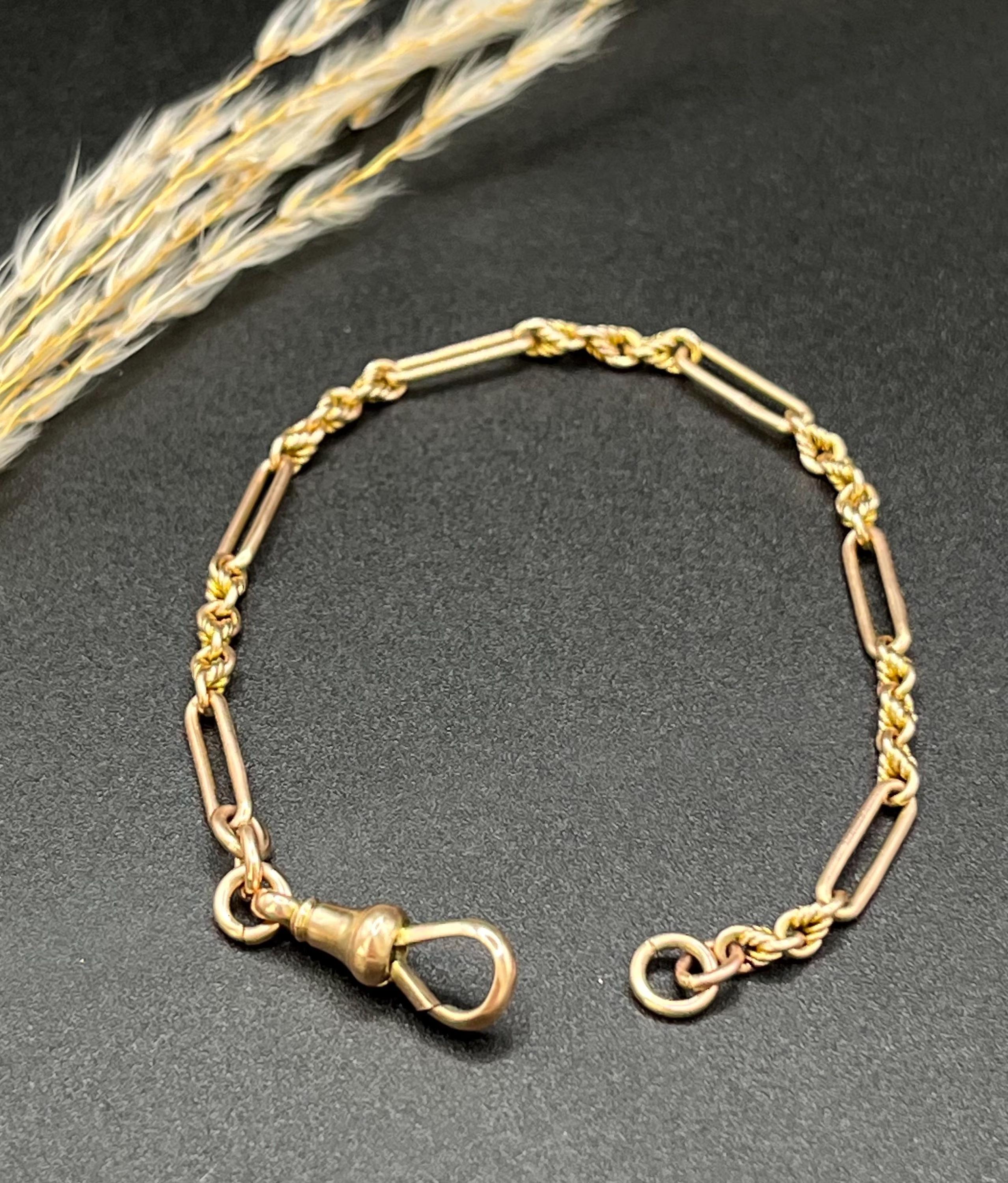 Antikes Fancy Link Goldarmband 

9-Karat-Gold

CIRCA 1900

Fabelhafte viktorianische 9ct  mit einem Hauch von Roségold Albert-Armband mit ausgefallener Büroklammer und ineinandergreifenden Gliedern. Beide Modelle sind mit passenden, geriffelten