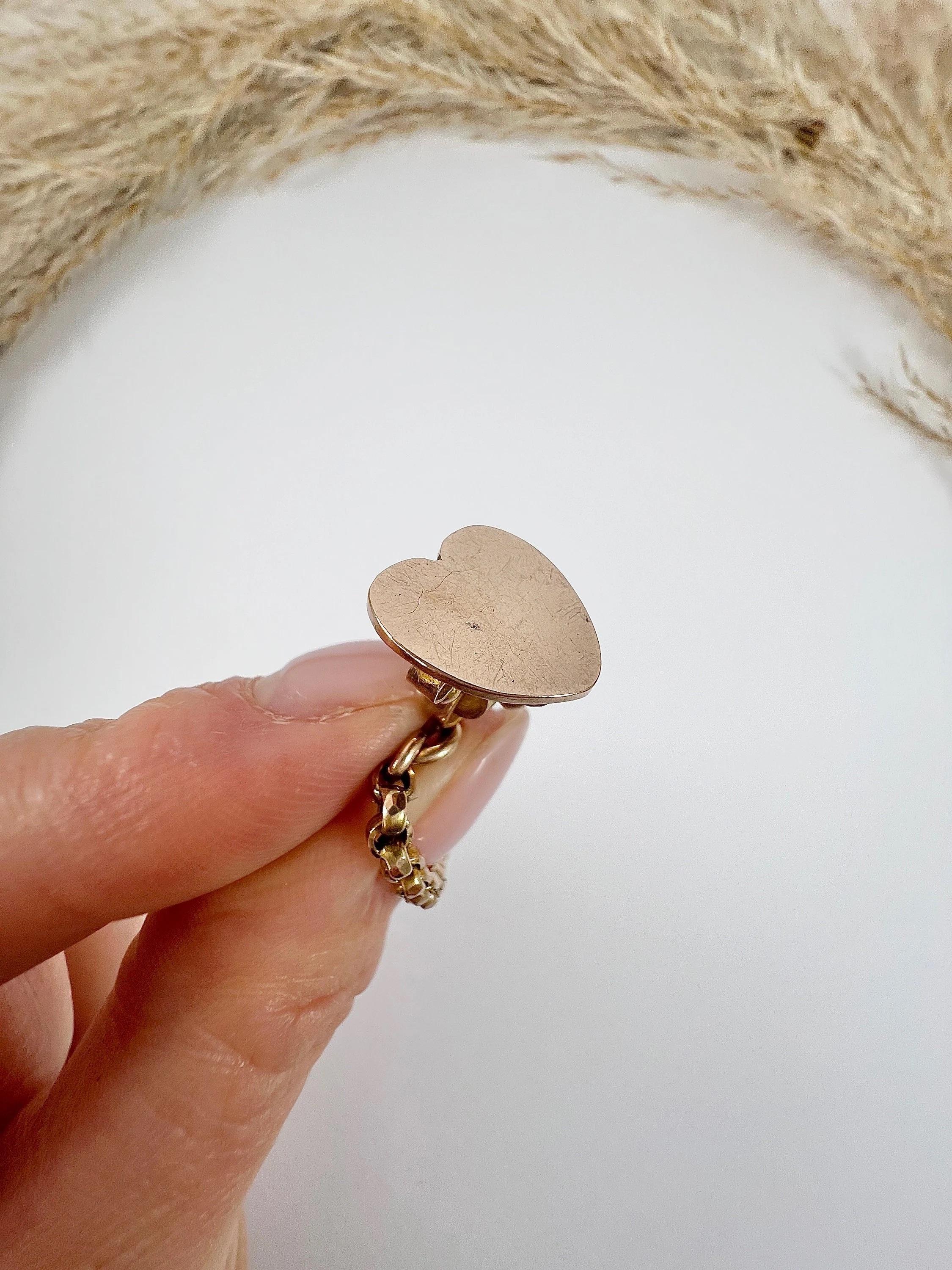 Portacuori in oro antico

Oro rosa 9ct Testato

Circa 1880

Questo squisito bracciale vittoriano con sigillo a cuore in oro rosa 9ct è una vera bellezza da vedere. Attaccato a una catena a maglie belcher, questo pezzo può essere indossato come