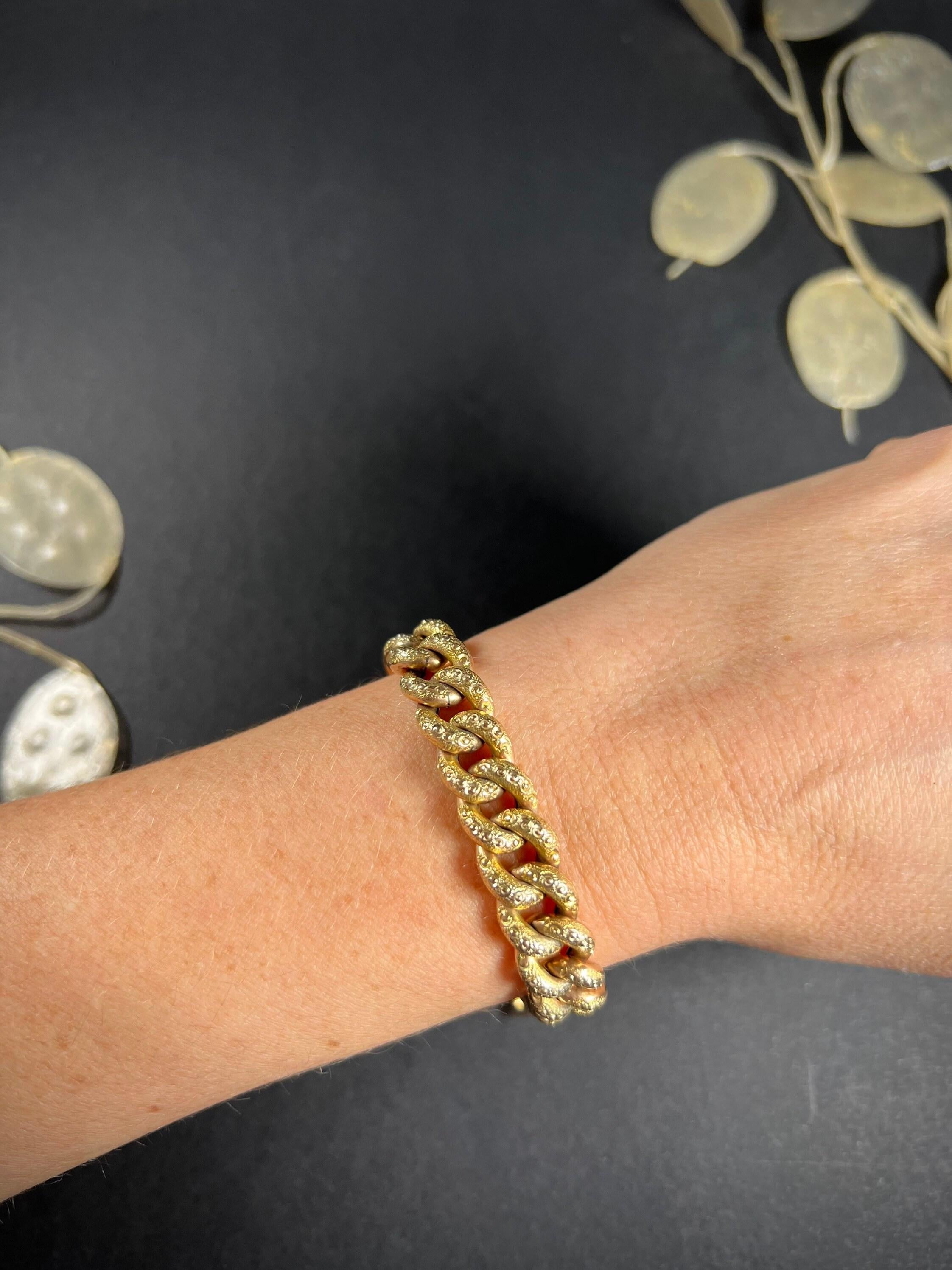 Antique 9ct Rose Gold Victorian Patterned Curb Bracelet with Heart Padlock In Good Condition In Brighton, GB