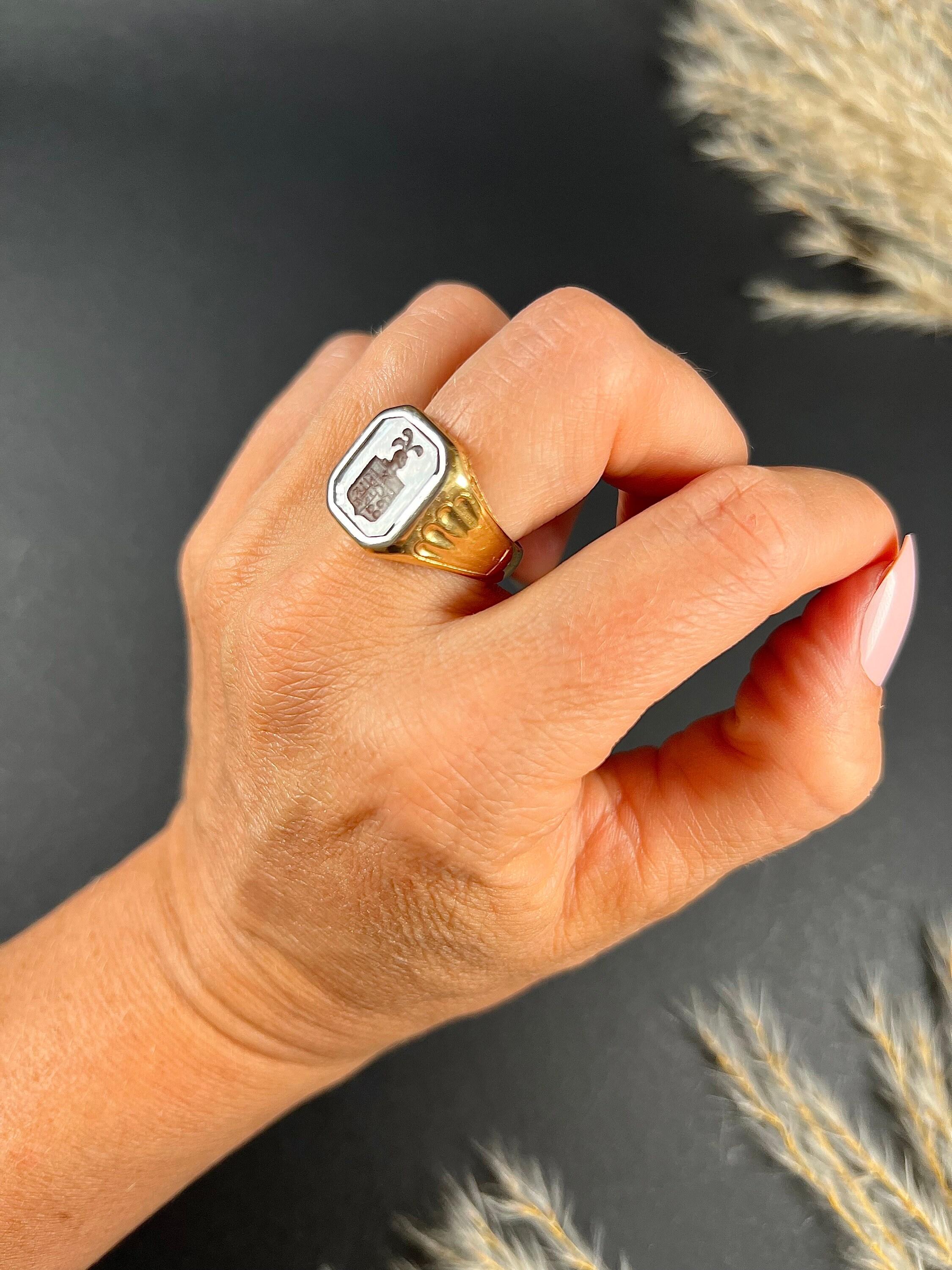 Antique 9ct Two Gold Edwardian Carved Glass Seal Signet Ring In Good Condition For Sale In Brighton, GB