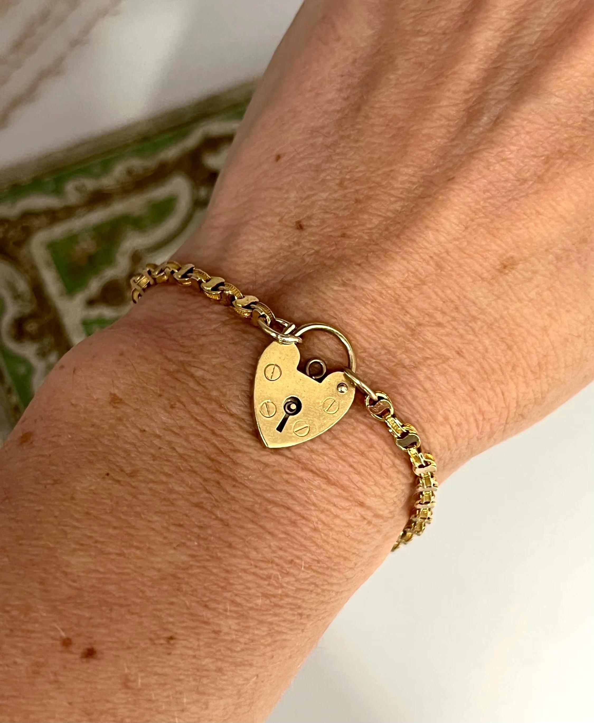 Bracelet ancien en or 9ct Yellow Fancy Link avec cadenas en forme de coeur en vente 7
