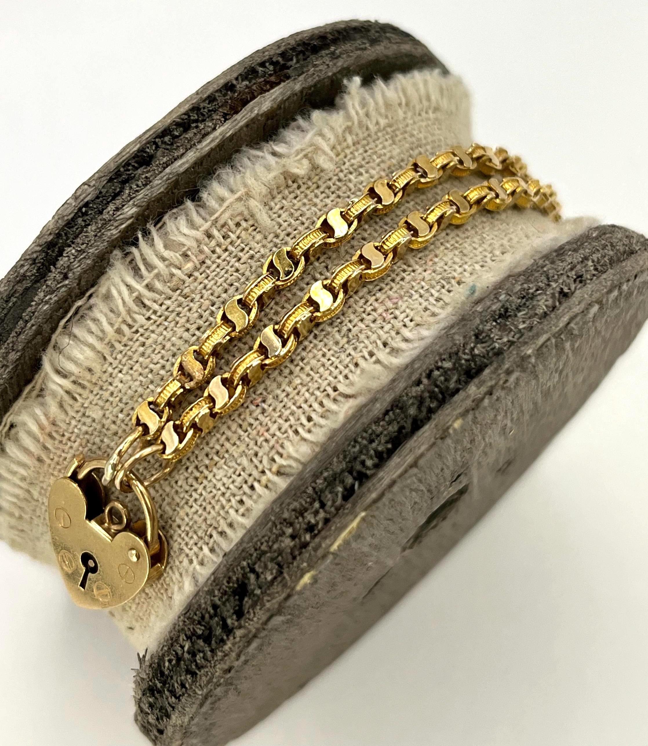 Bracelet ancien en or 9ct Yellow Fancy Link avec cadenas en forme de coeur en vente 2