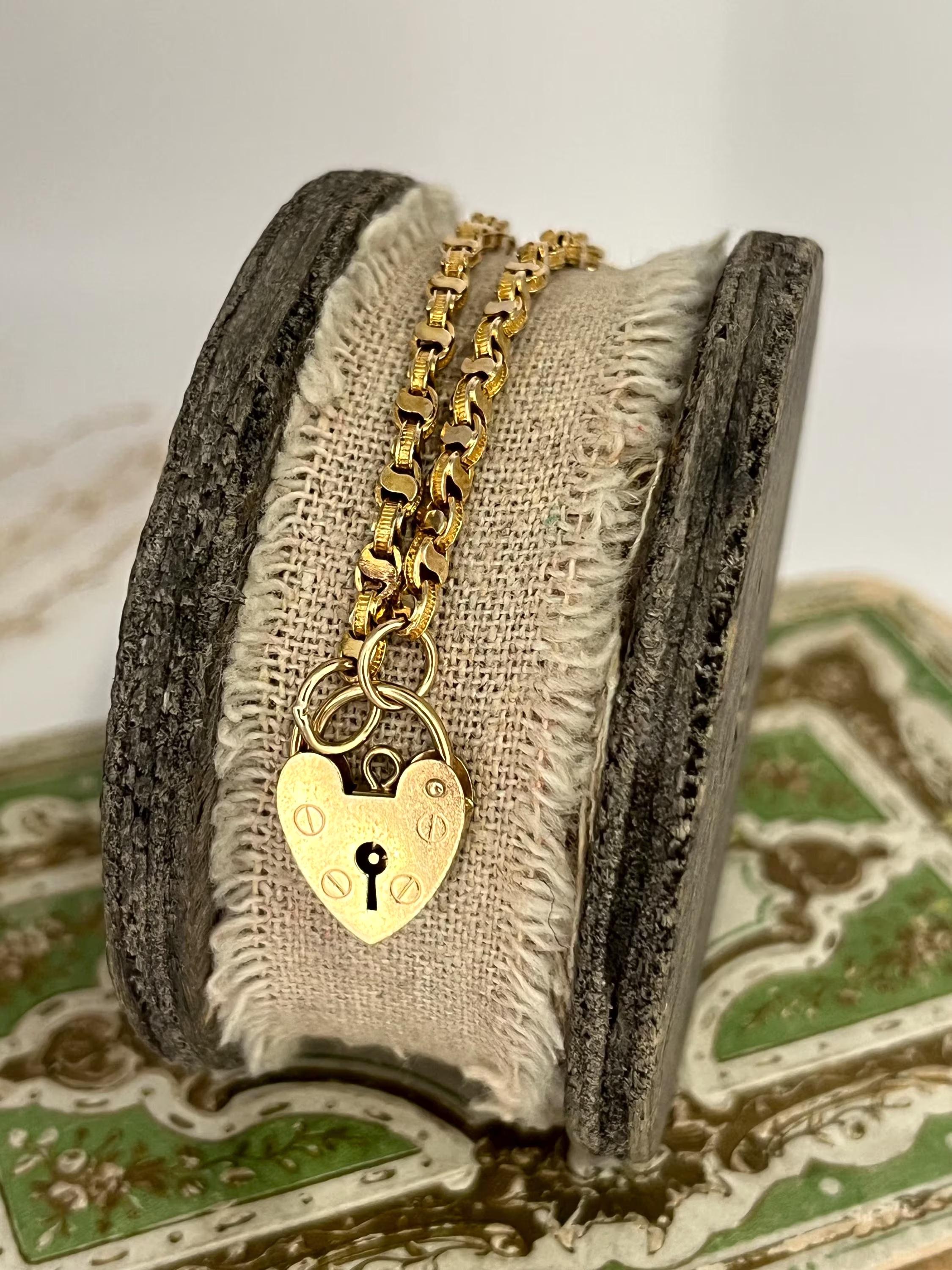Bracelet ancien en or 9ct Yellow Fancy Link avec cadenas en forme de coeur en vente 3