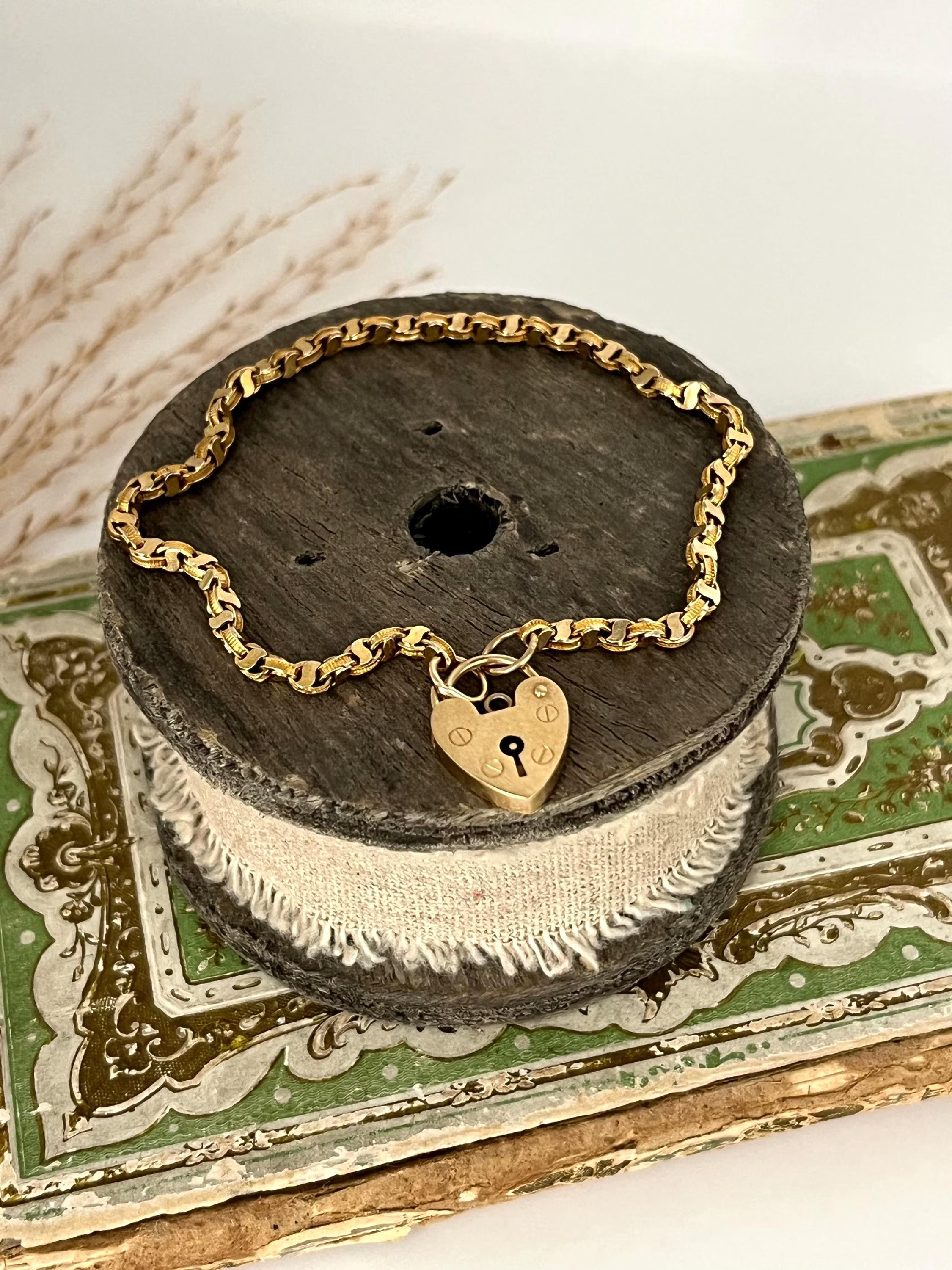 Bracelet ancien en or 9ct Yellow Fancy Link avec cadenas en forme de coeur en vente 4