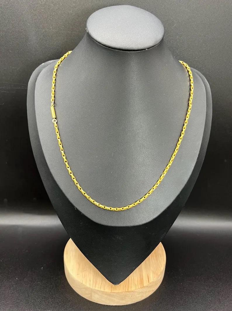 Cadena Belcher antigua

Oro amarillo de 9 ct

Alrededor de 1900

Esta impresionante cadena de eslabones eduardiana está fabricada en oro amarillo de 9 ct y data de principios del siglo XX. La belleza de esta pieza reside en su sencillez, ya que cada