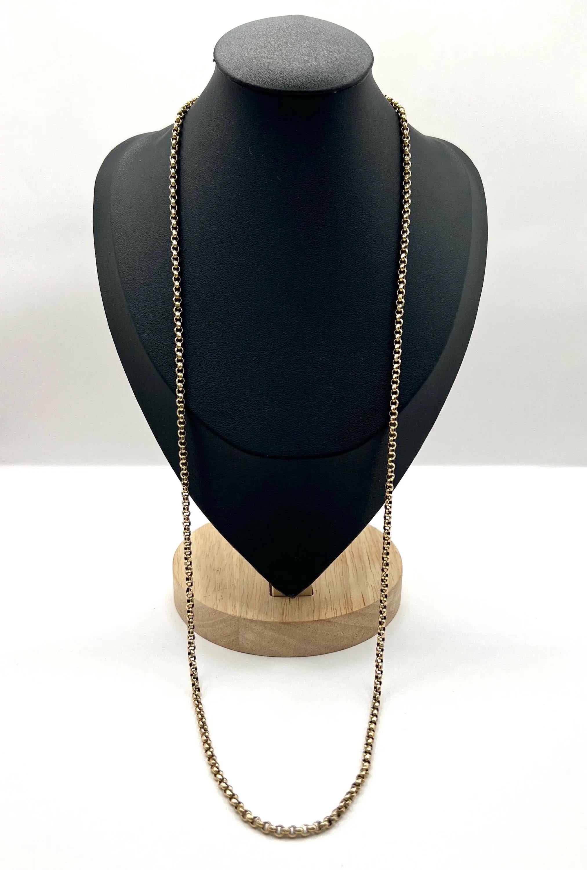 Chaîne Belcher antique

Or 9ct Tagué 

Circa 1900

Cette ravissante chaîne de belcher antique est fabriquée en or jaune 9ct et porte l'étiquette d'authenticité. Le design à facettes rondes du maillon belcher ajoute une touche d'élégance et de