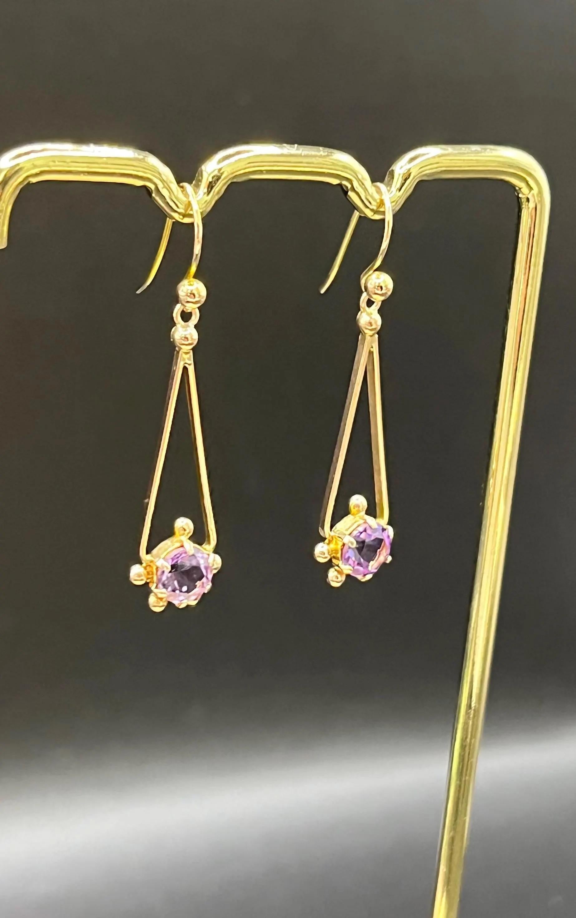 Taglio rotondo Antichi orecchini a goccia in oro giallo 9ct e ametista, CIRCA 1920 in vendita