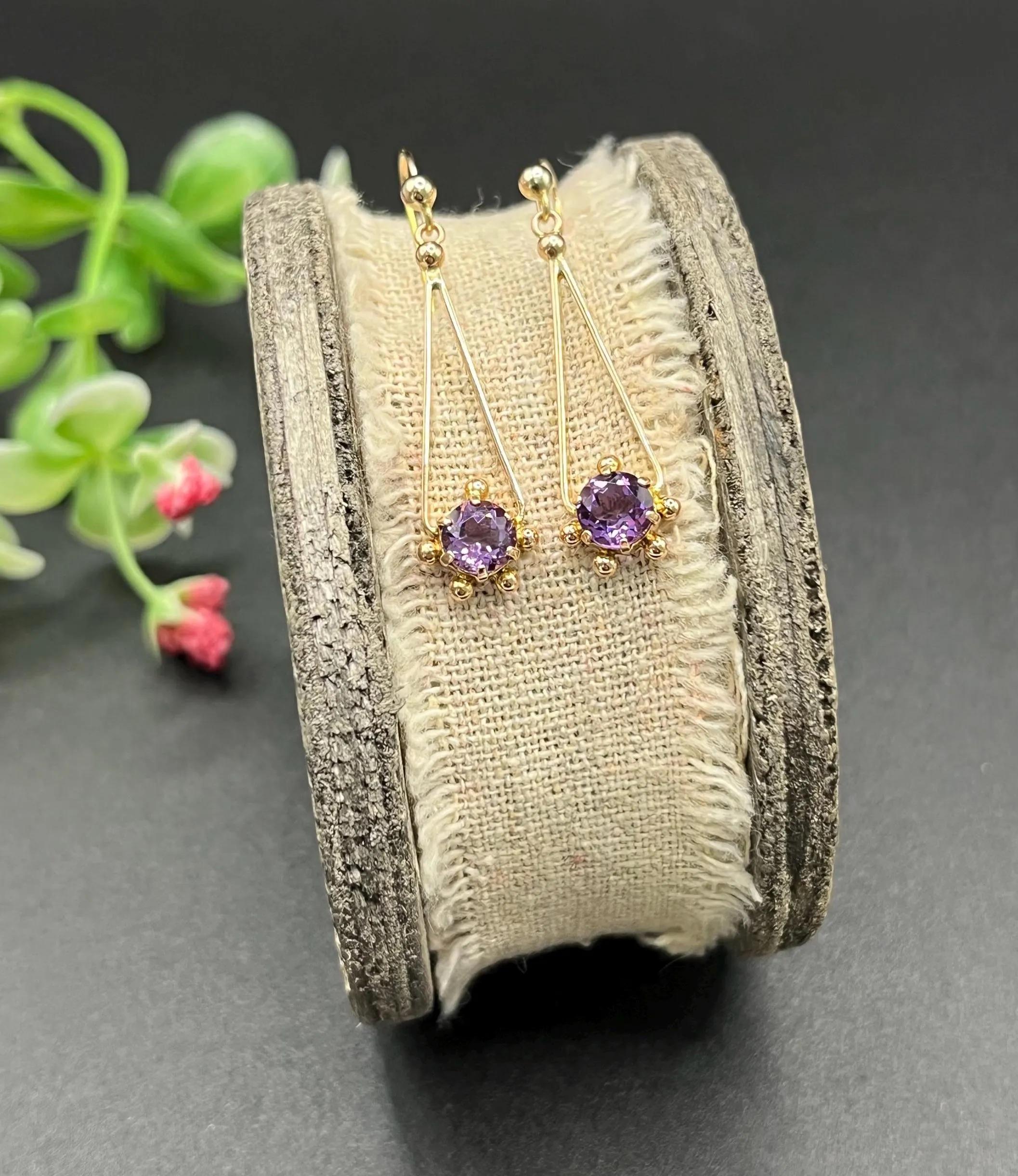 Antichi orecchini a goccia in oro giallo 9ct e ametista, CIRCA 1920 In condizioni buone in vendita a Brighton, GB