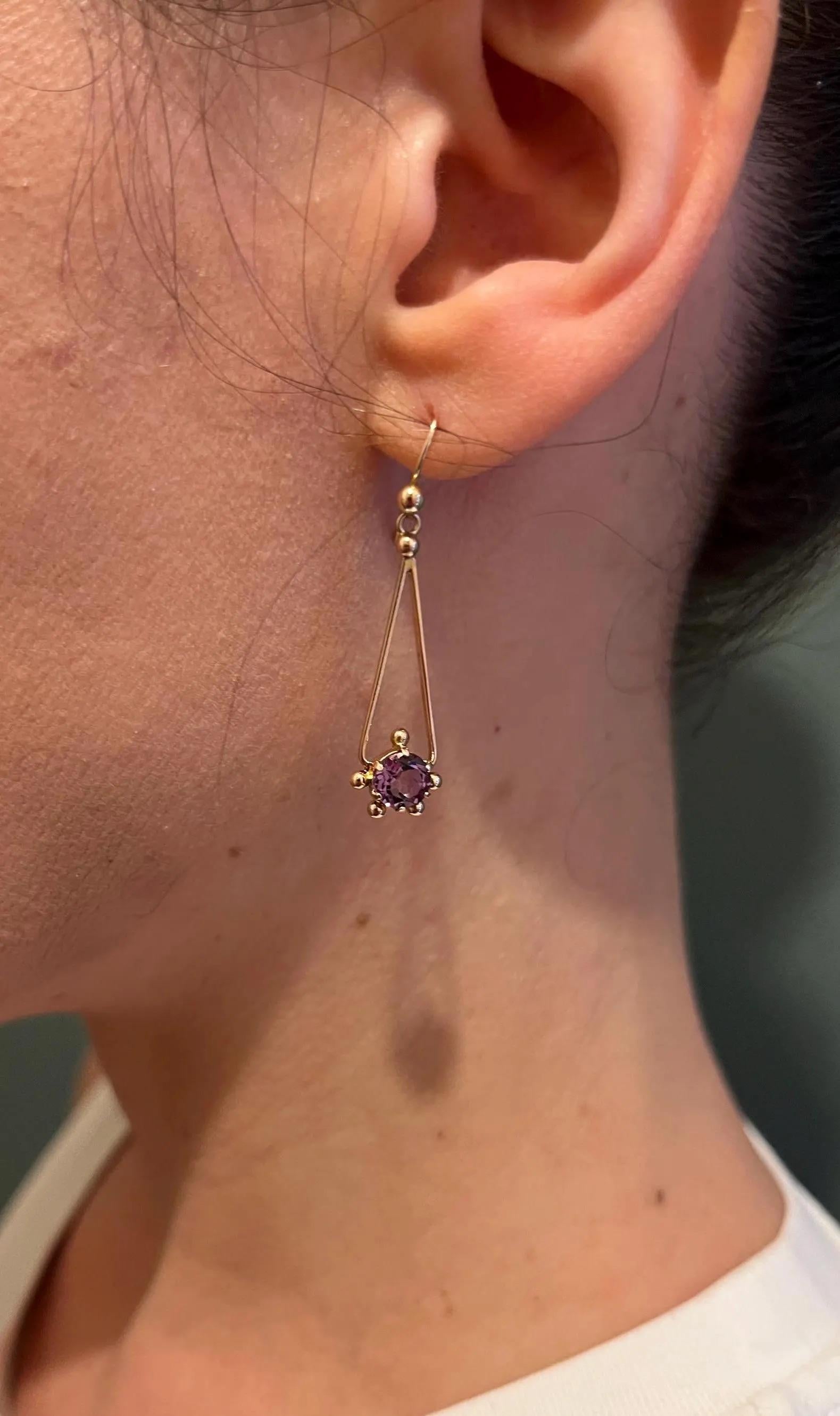 da uomo o donna Antichi orecchini a goccia in oro giallo 9ct e ametista, CIRCA 1920 in vendita