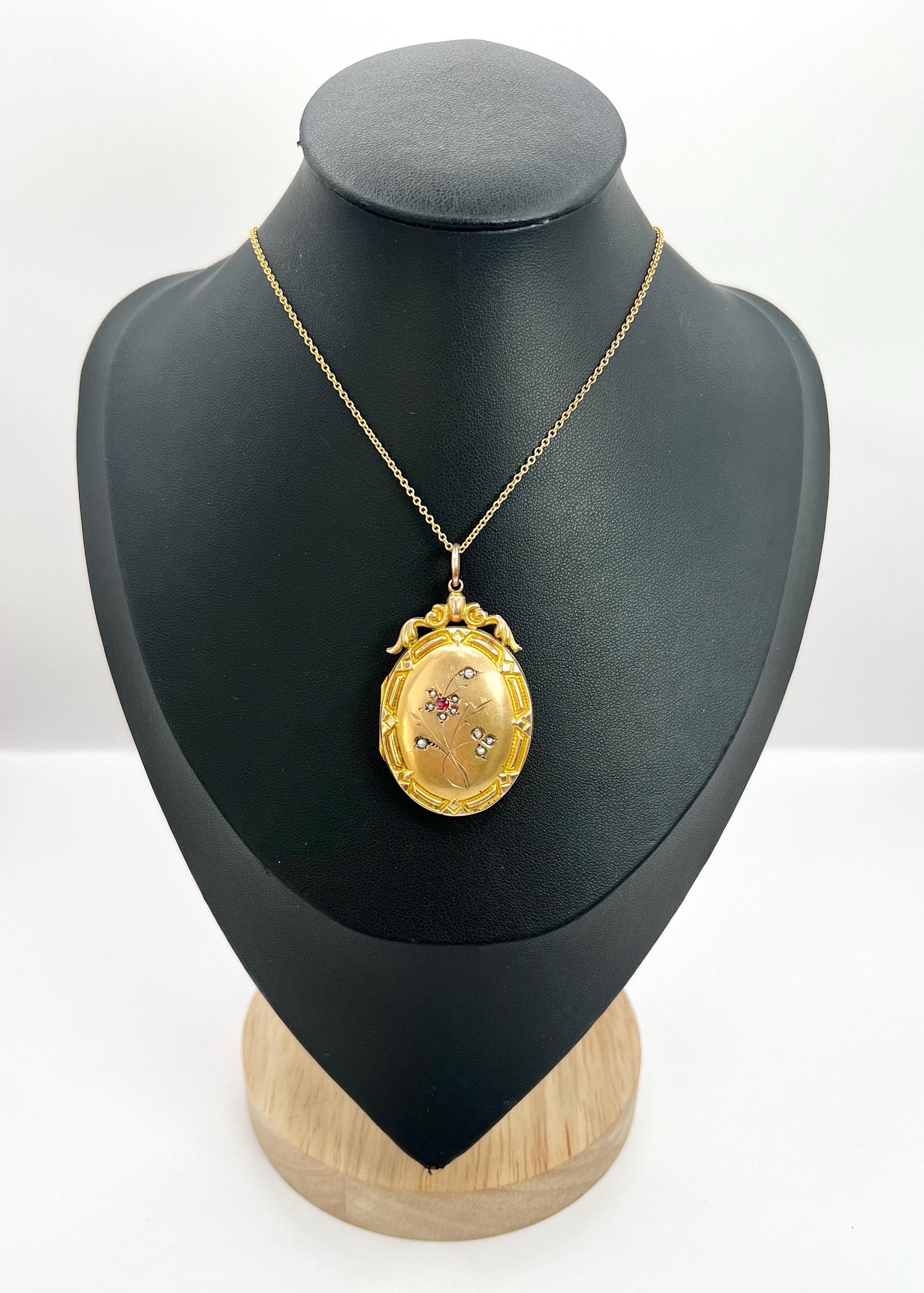 Médaillon en or antique

9ct Gold Back & Front Stamped * (or 9ct)

Makers Mark A & C.

Circa 1900

* LA CHAÎNE EST VENDUE SÉPARÉMENT 

Entrez dans l'élégance de l'ère Eleg avec ce superbe médaillon de grande taille, fabriqué à partir d'un dos et
