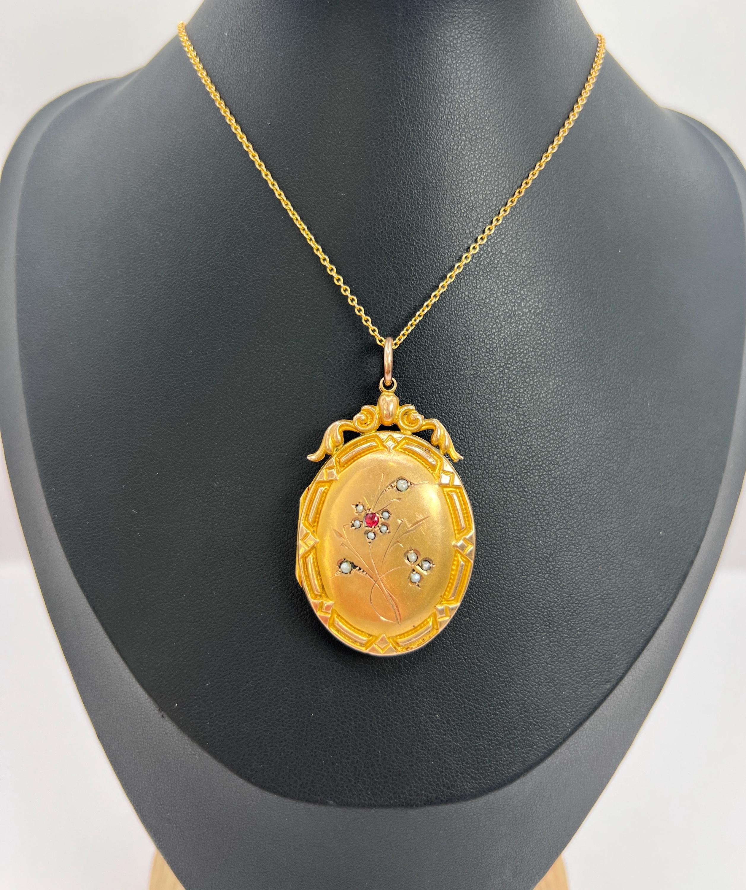 Édouardien Médaillon ancien en or jaune 9 ct, serti de perles de rocailles florales, de style édouardien en vente