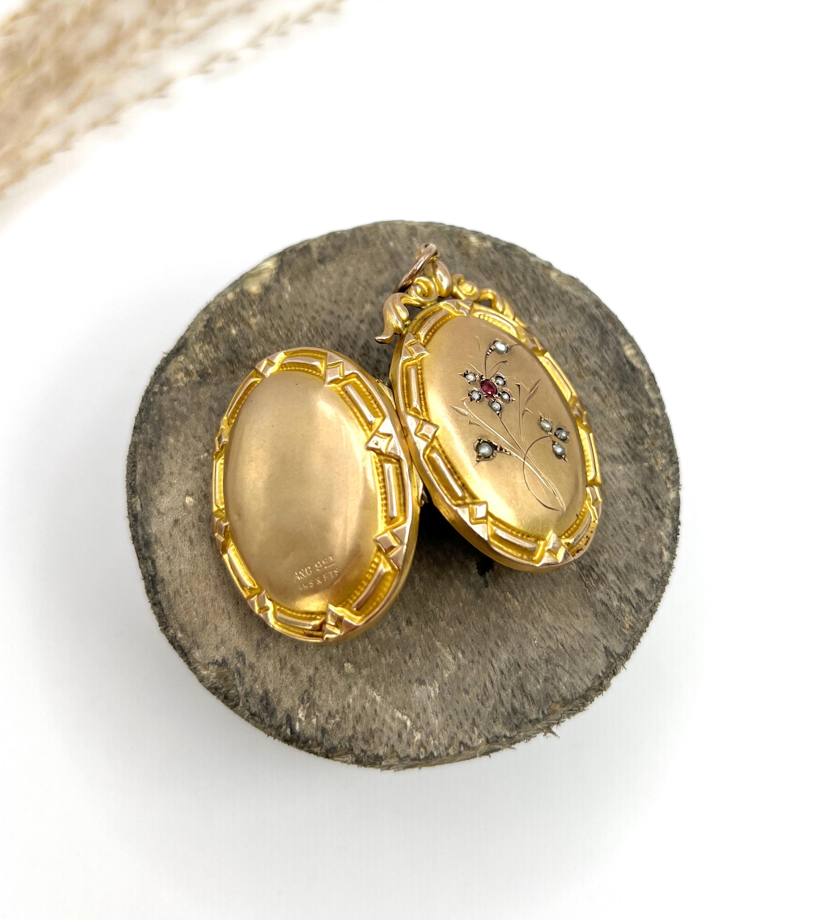 Taille ronde Médaillon ancien en or jaune 9 ct, serti de perles de rocailles florales, de style édouardien en vente