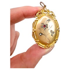 Antiguo medallón eduardiano de oro amarillo de 9 ct con fondo y anverso engastados de perlas de siembra florales