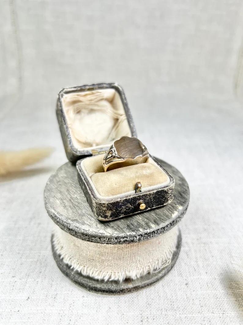 Antique 9ct Yellow Gold, Birmingham Hallmarked 1918, Shield Shaped Signet Ring For Sale 7