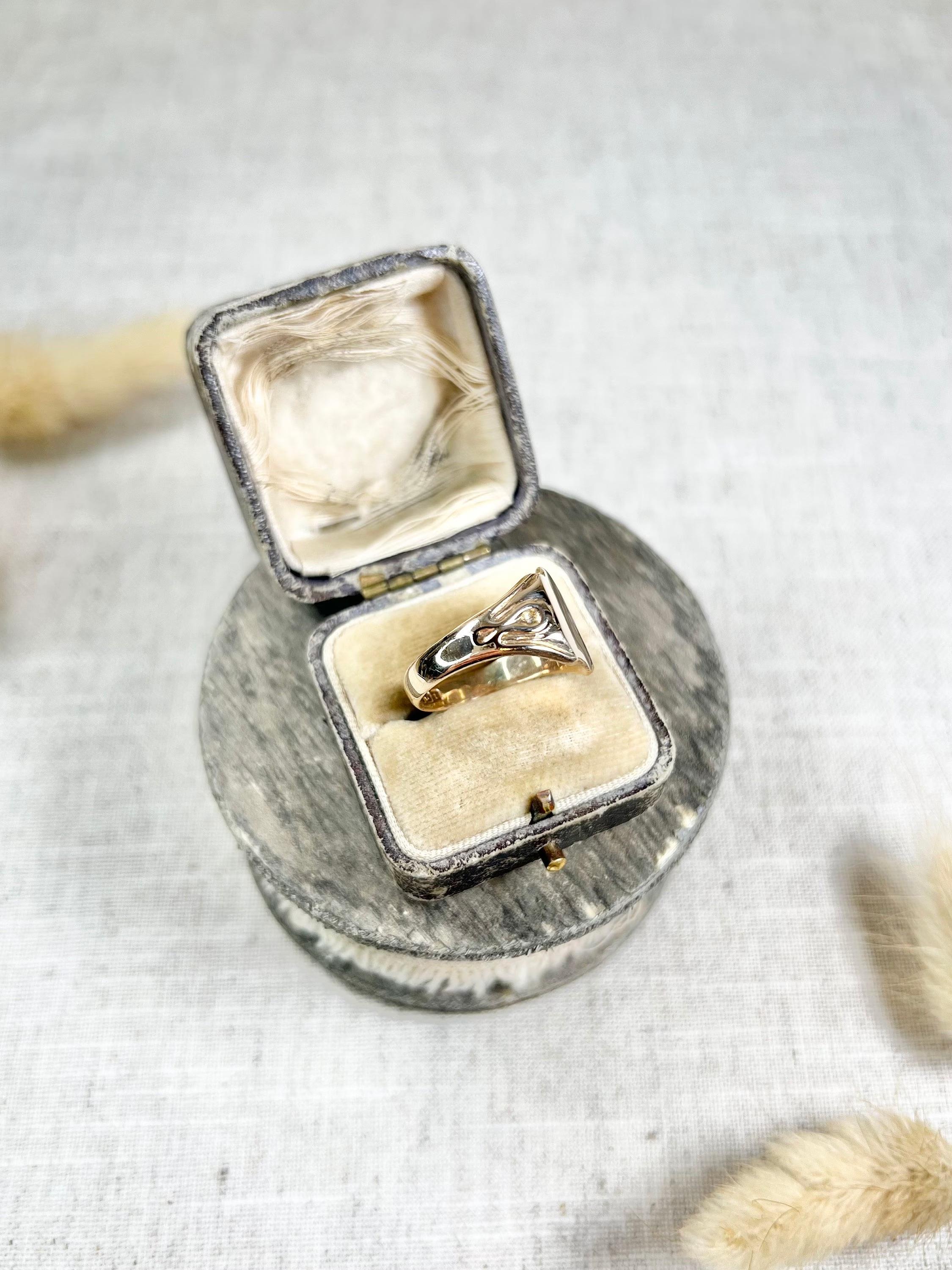Antique Signet Ring

9ct Gold Stamped

Hallmarked Birmingham 1918

Makers Mark E & W

Introducing a stunning 9ct yellow gold signet ring, featuring an elegant shield shape that exudes sophistication and class. This ring boasts a lovely polished