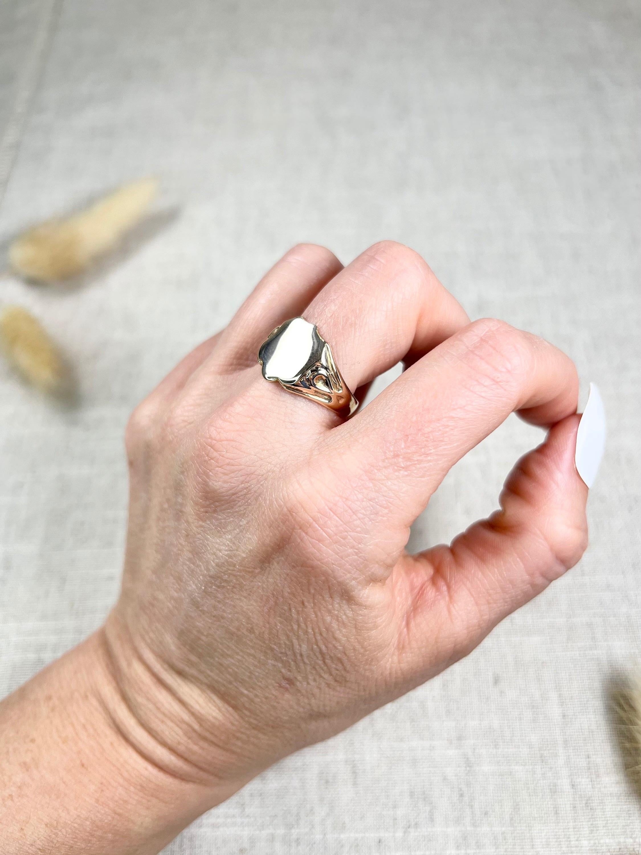 Antique 9ct Yellow Gold, Birmingham Hallmarked 1918, Shield Shaped Signet Ring In Good Condition For Sale In Brighton, GB