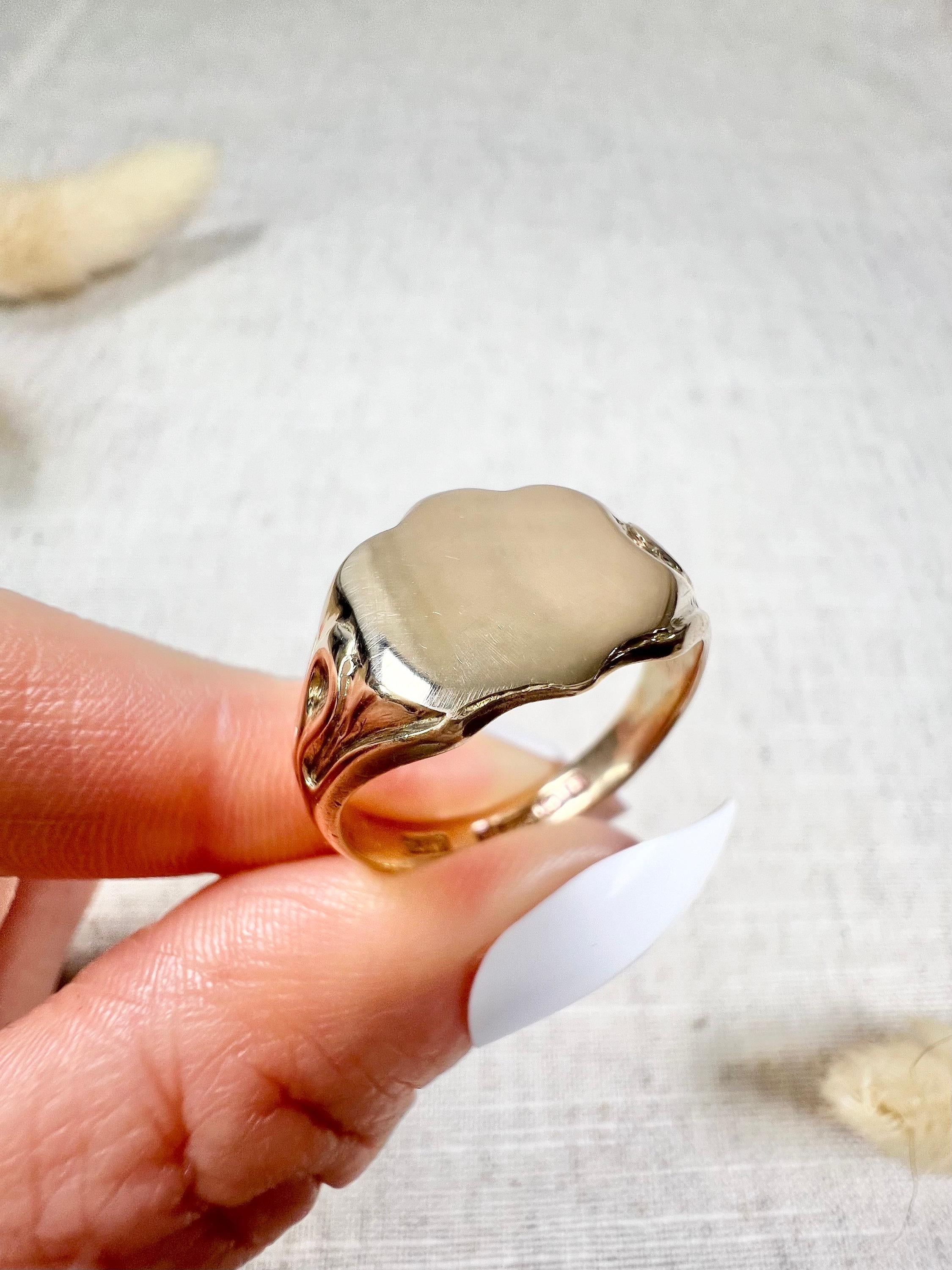 Women's or Men's Antique 9ct Yellow Gold, Birmingham Hallmarked 1918, Shield Shaped Signet Ring For Sale