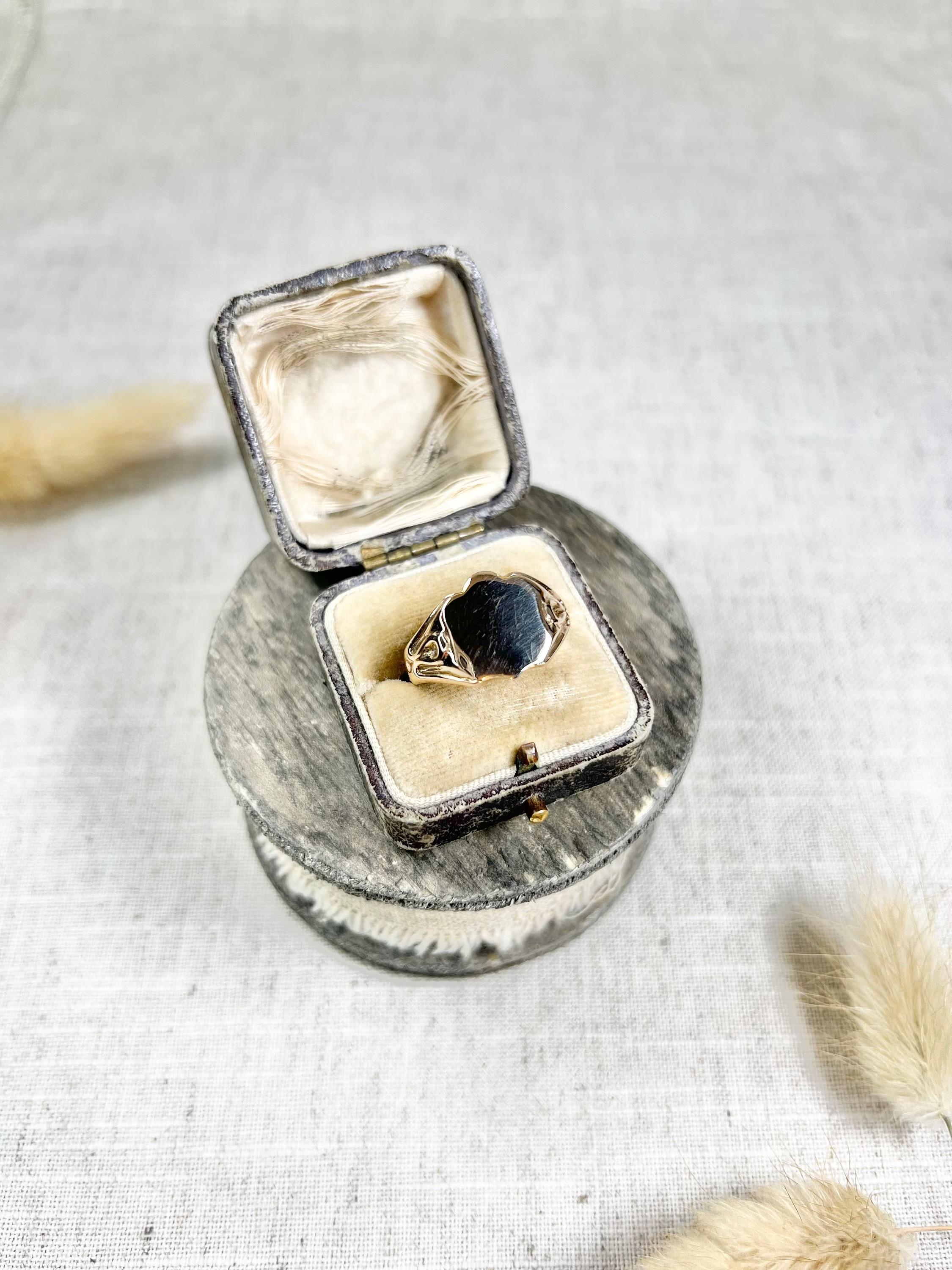 Antique 9ct Yellow Gold, Birmingham Hallmarked 1918, Shield Shaped Signet Ring For Sale 1
