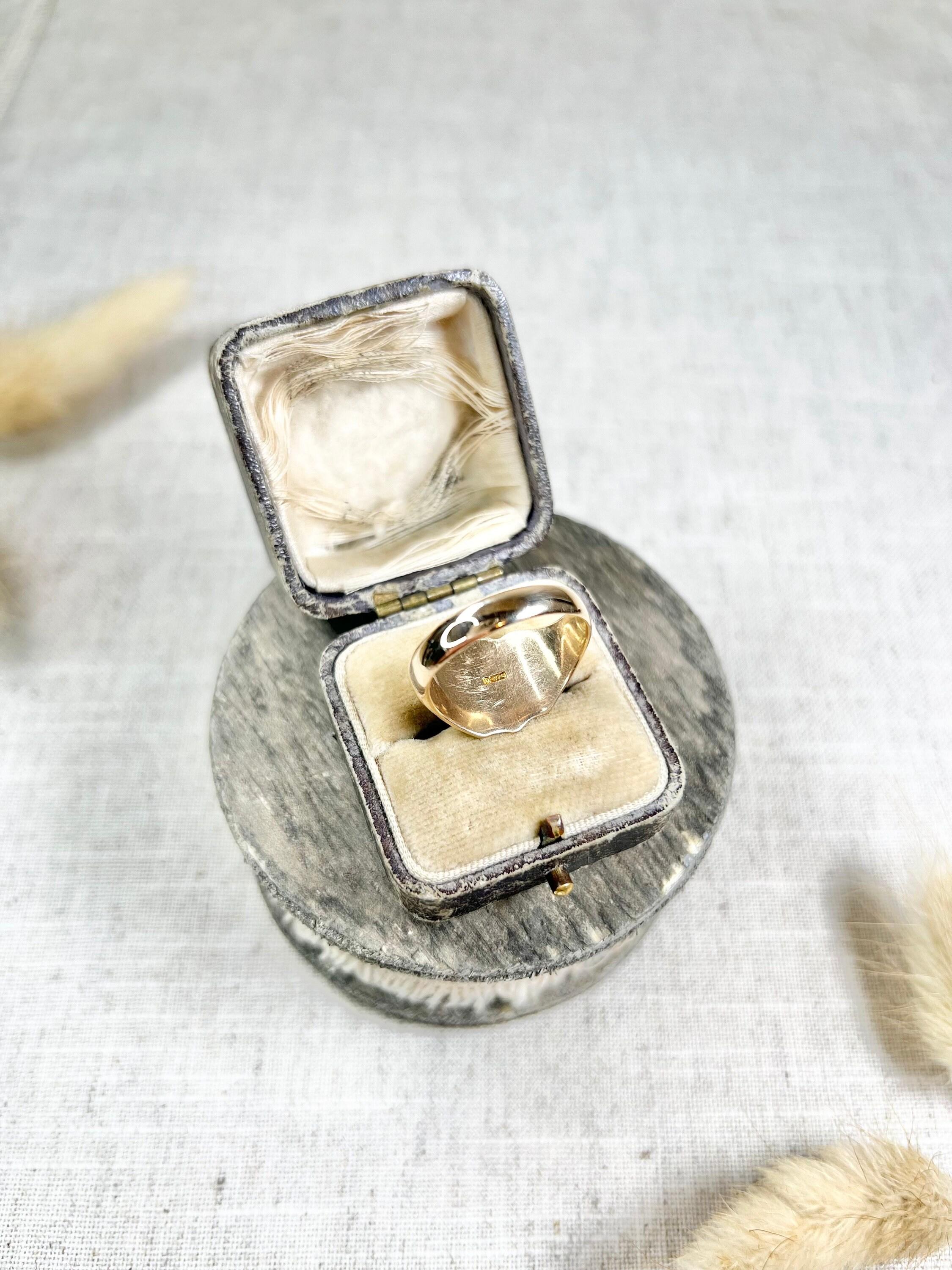 Antique 9ct Yellow Gold, Birmingham Hallmarked 1918, Shield Shaped Signet Ring For Sale 2