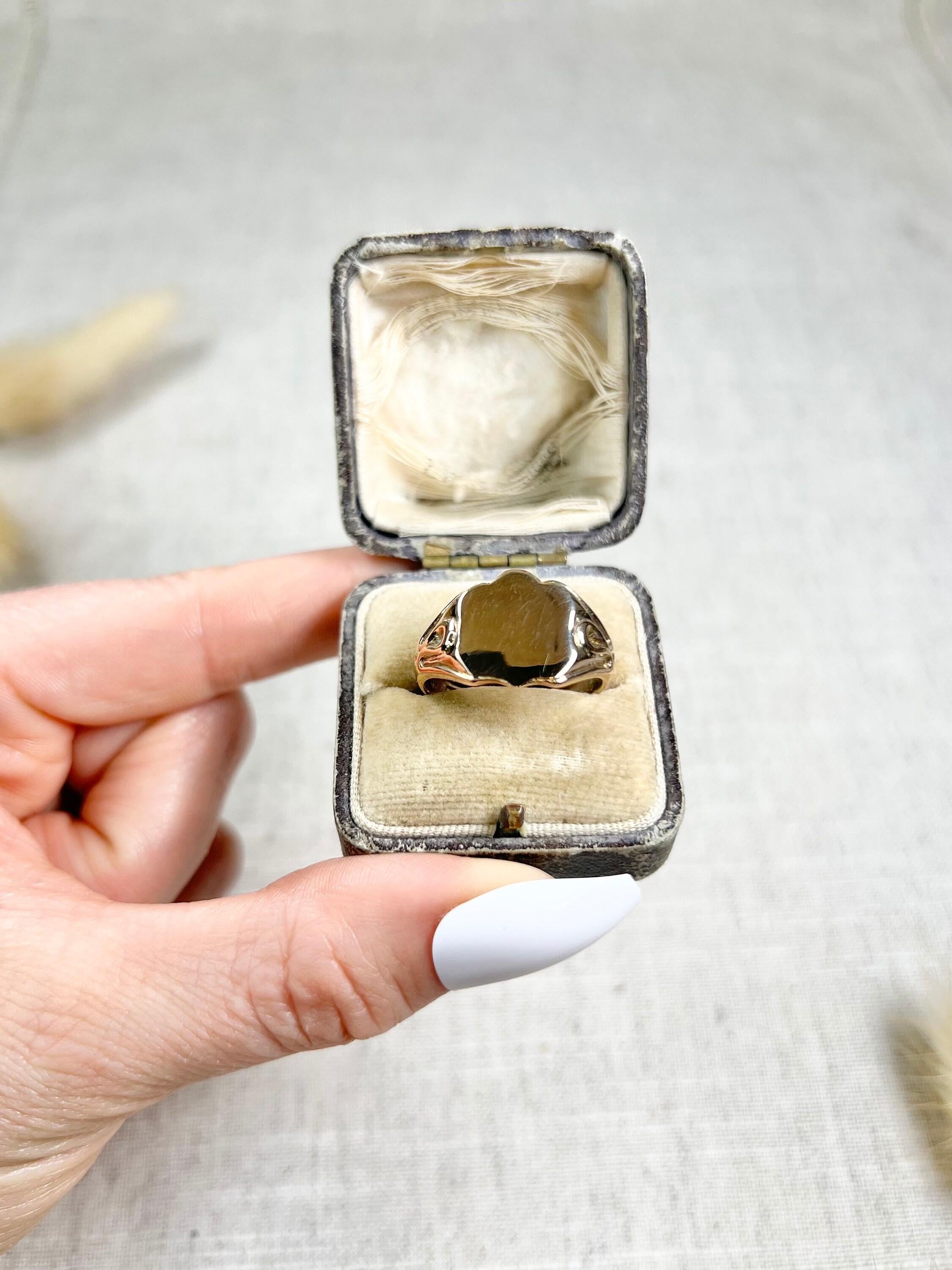 Antique 9ct Yellow Gold, Birmingham Hallmarked 1918, Shield Shaped Signet Ring For Sale 4