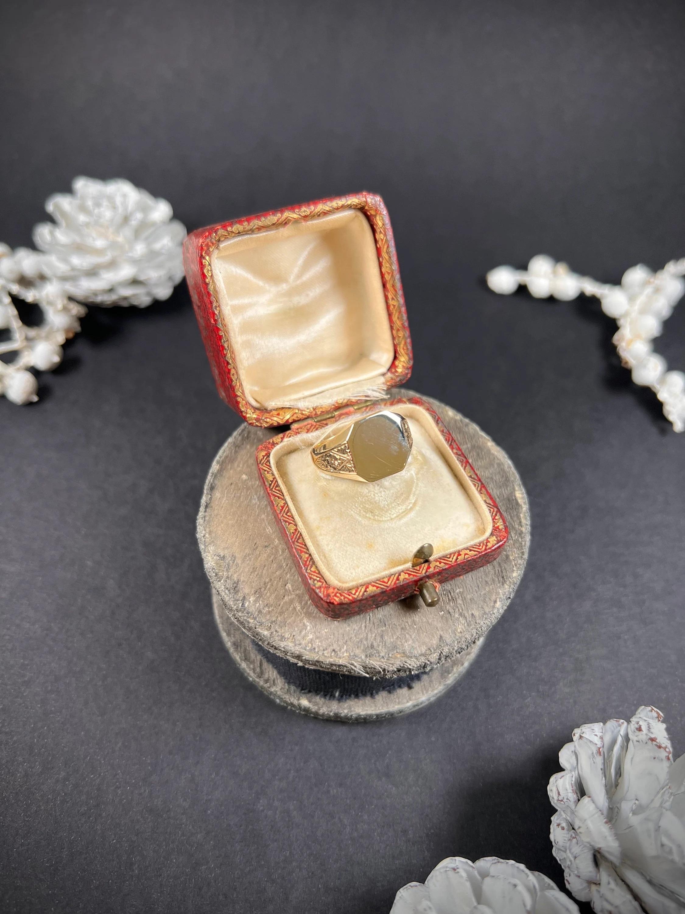 Antique 9ct Yellow Gold, Birmingham Hallmarked, 1950s Octagonal Signet Ring In Good Condition In Brighton, GB