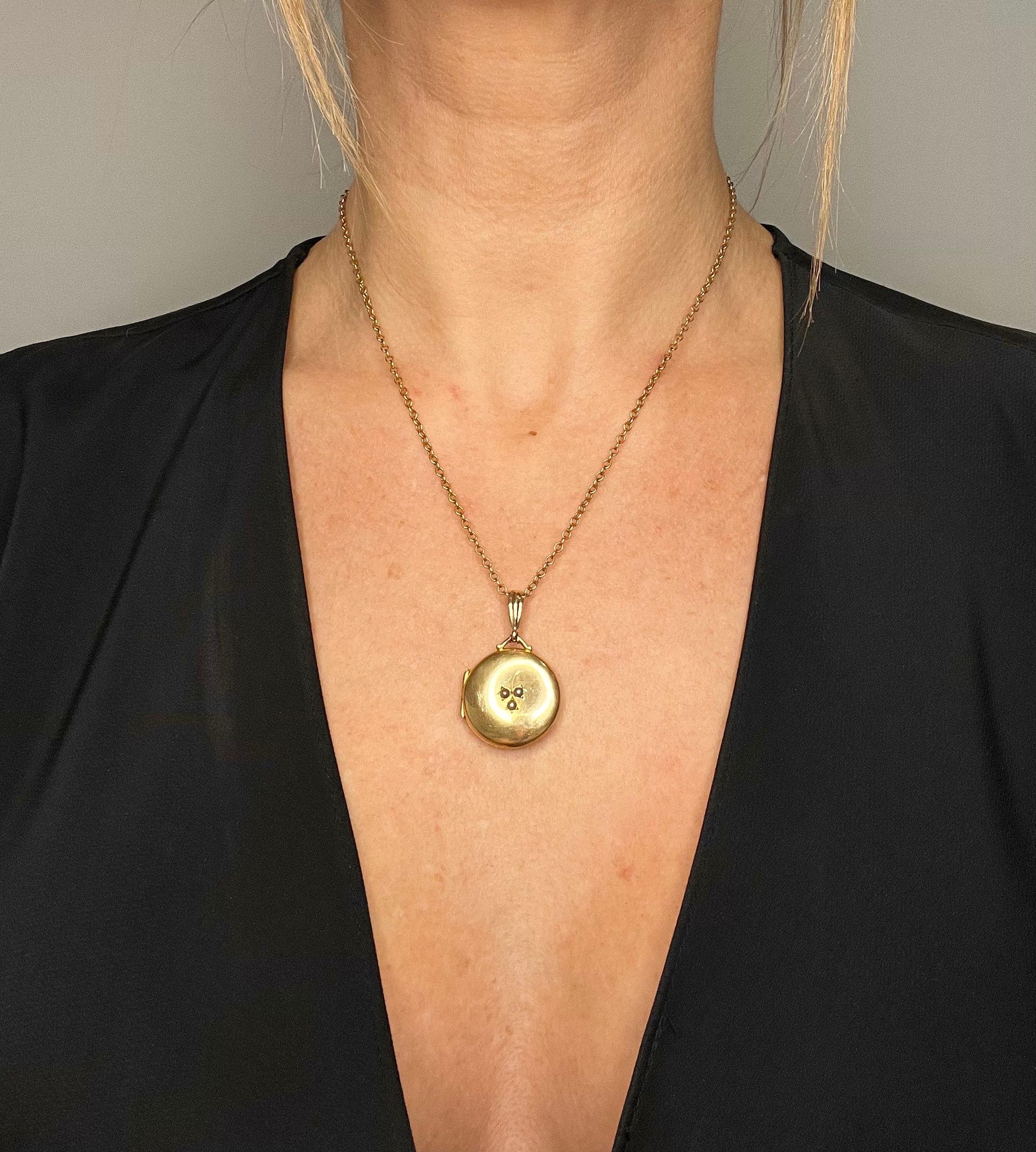 Edoardiano Antico medaglione rotondo in oro giallo 9ct con timbro di Birmingham, fiore di perle edoardiano in vendita