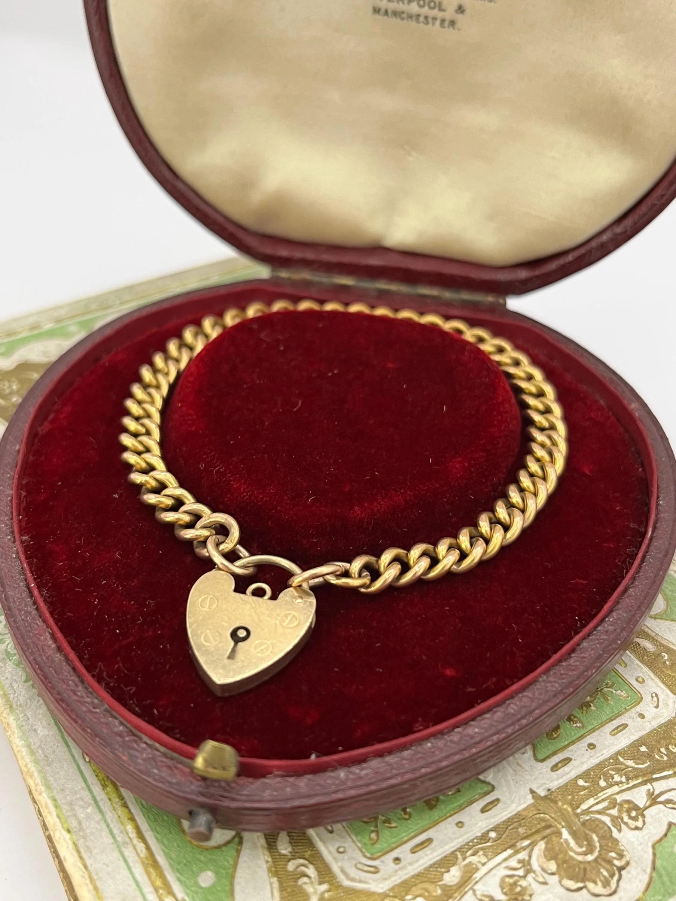 Bracelet en or jaune ancien 

Or jaune 9ct

Circa 1920

Un bracelet en or jaune finement ouvragé datant d'environ 1920, composé de maillons de bordure uniformes et fixé par un fermoir cadenas en forme de cœur. Chaque maillon est individuellement