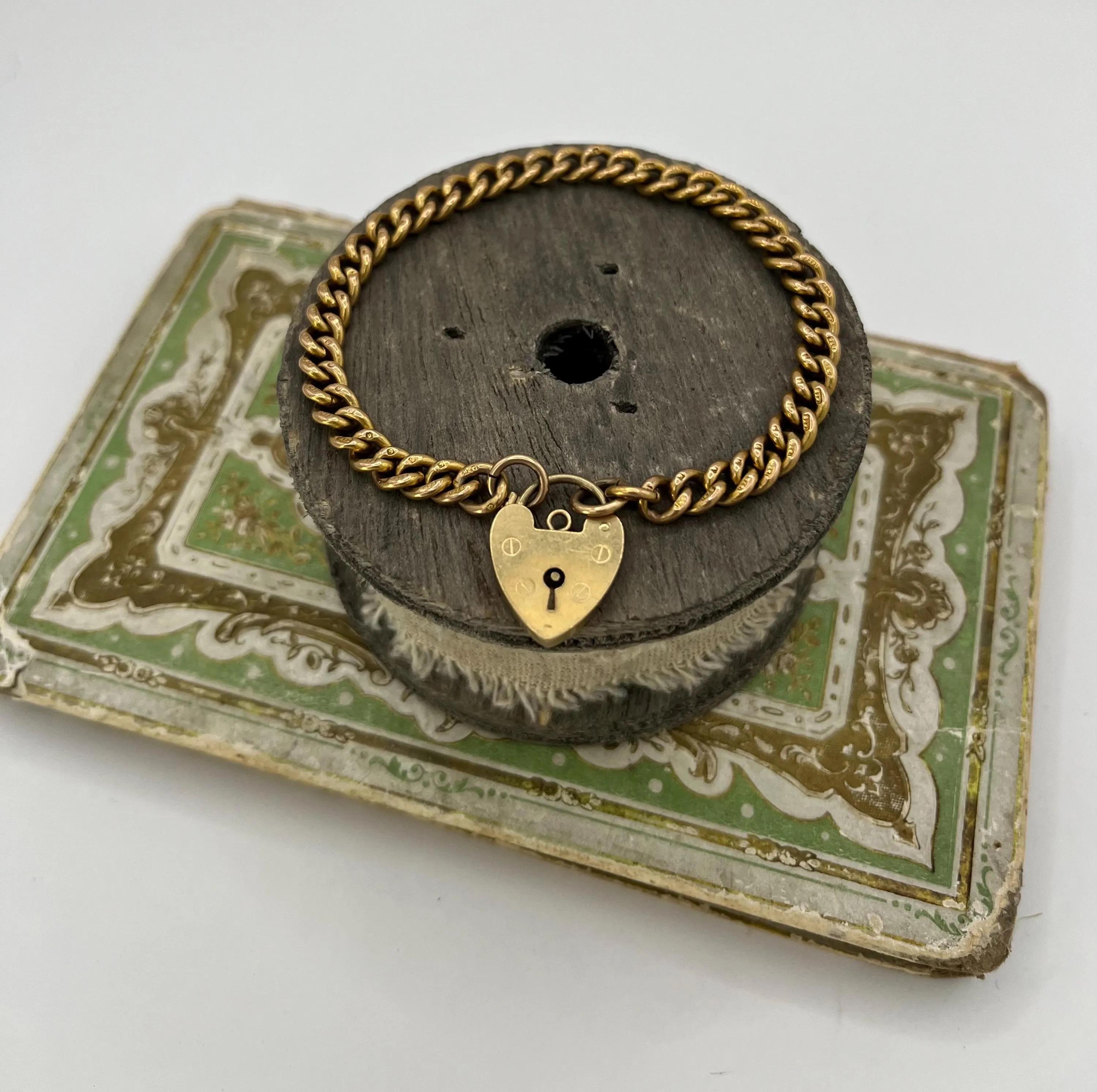 Bracelet ancien en or jaune 9ct Circa 1920 avec cadenas en forme de coeur Circa 1968 Bon état à Brighton, GB