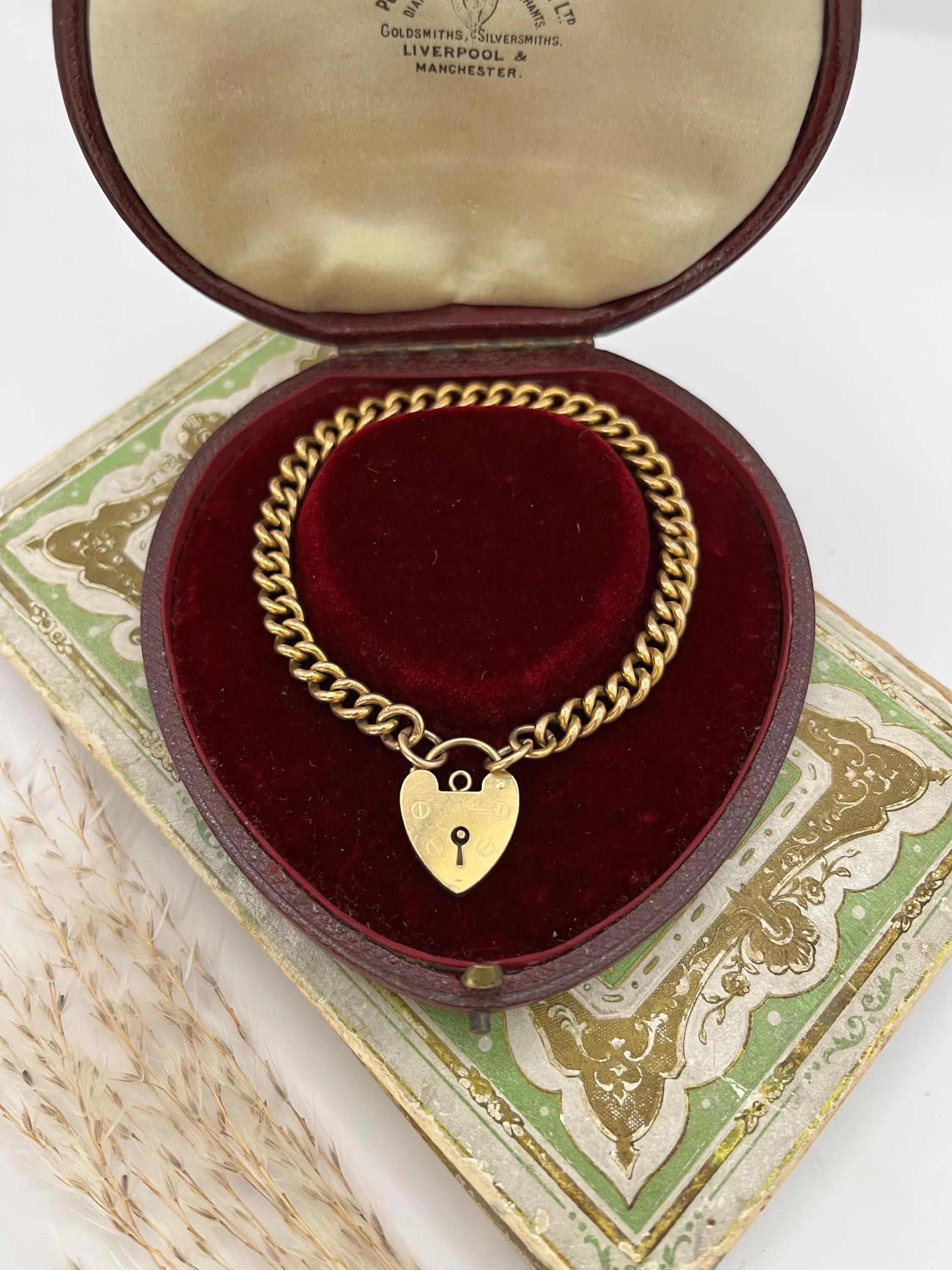 Bracelet ancien en or jaune 9ct Circa 1920 avec cadenas en forme de coeur Circa 1968 1