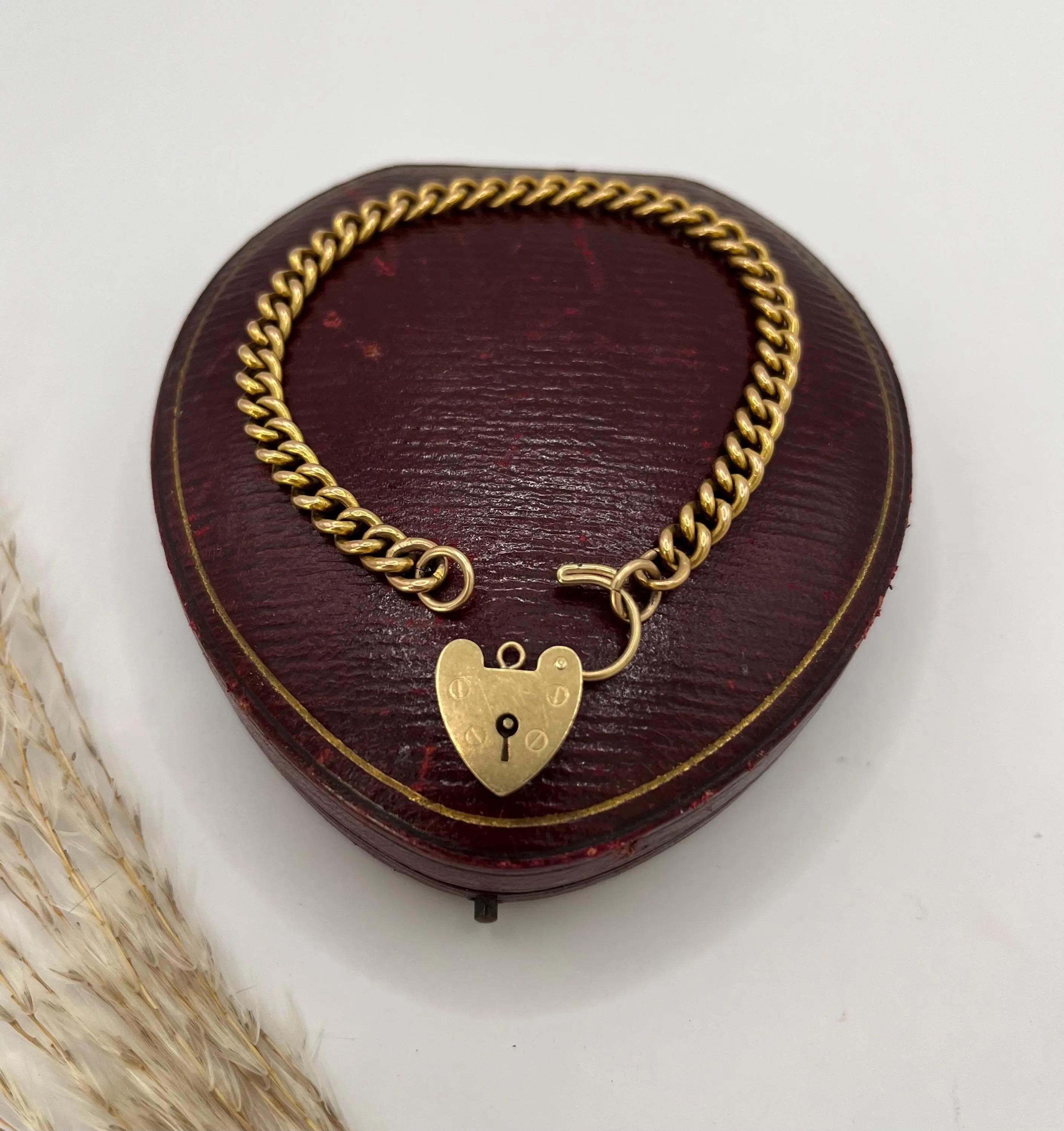 Bracelet ancien en or jaune 9ct Circa 1920 avec cadenas en forme de coeur Circa 1968 3