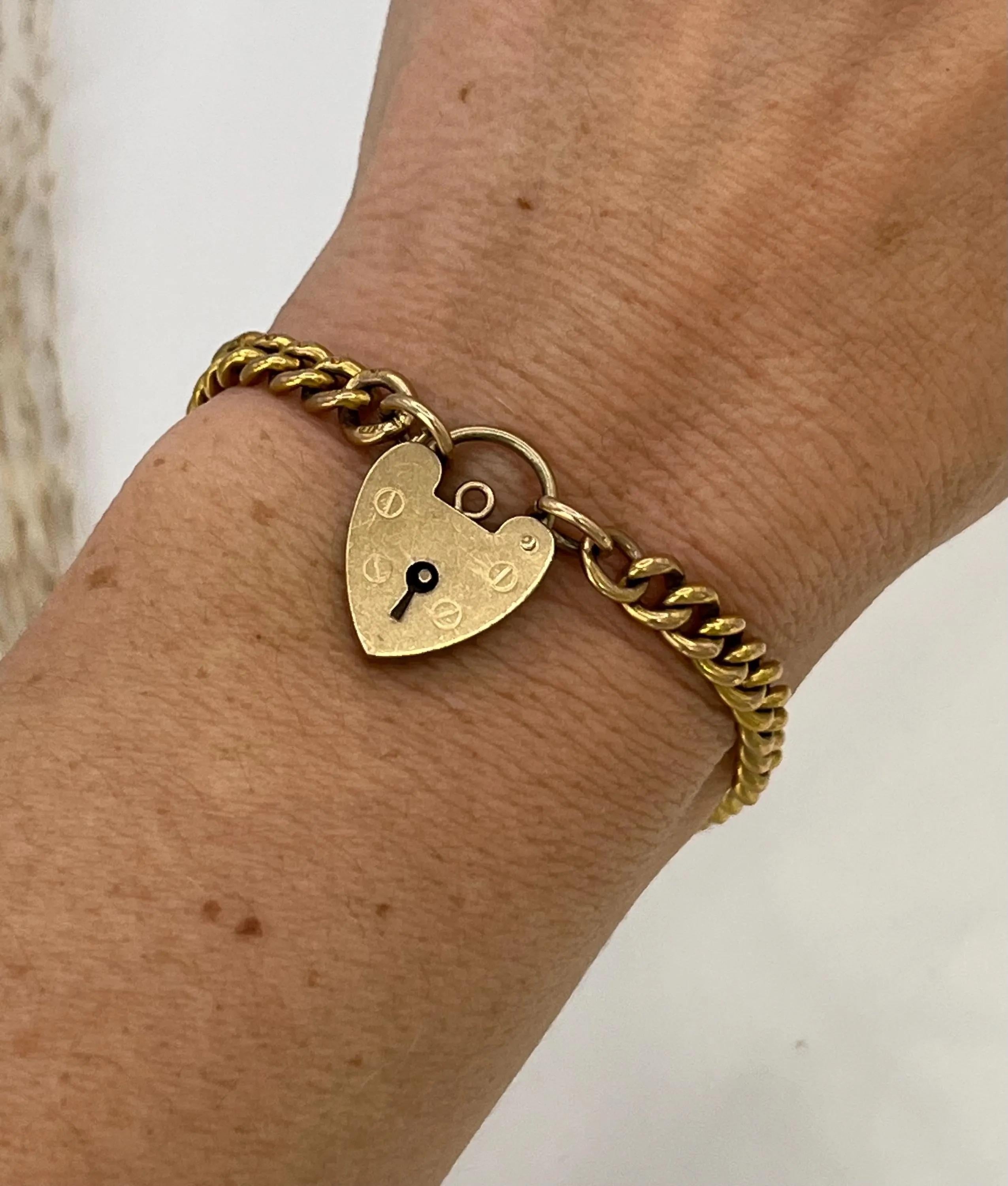 Bracelet ancien en or jaune 9ct Circa 1920 avec cadenas en forme de coeur Circa 1968 5