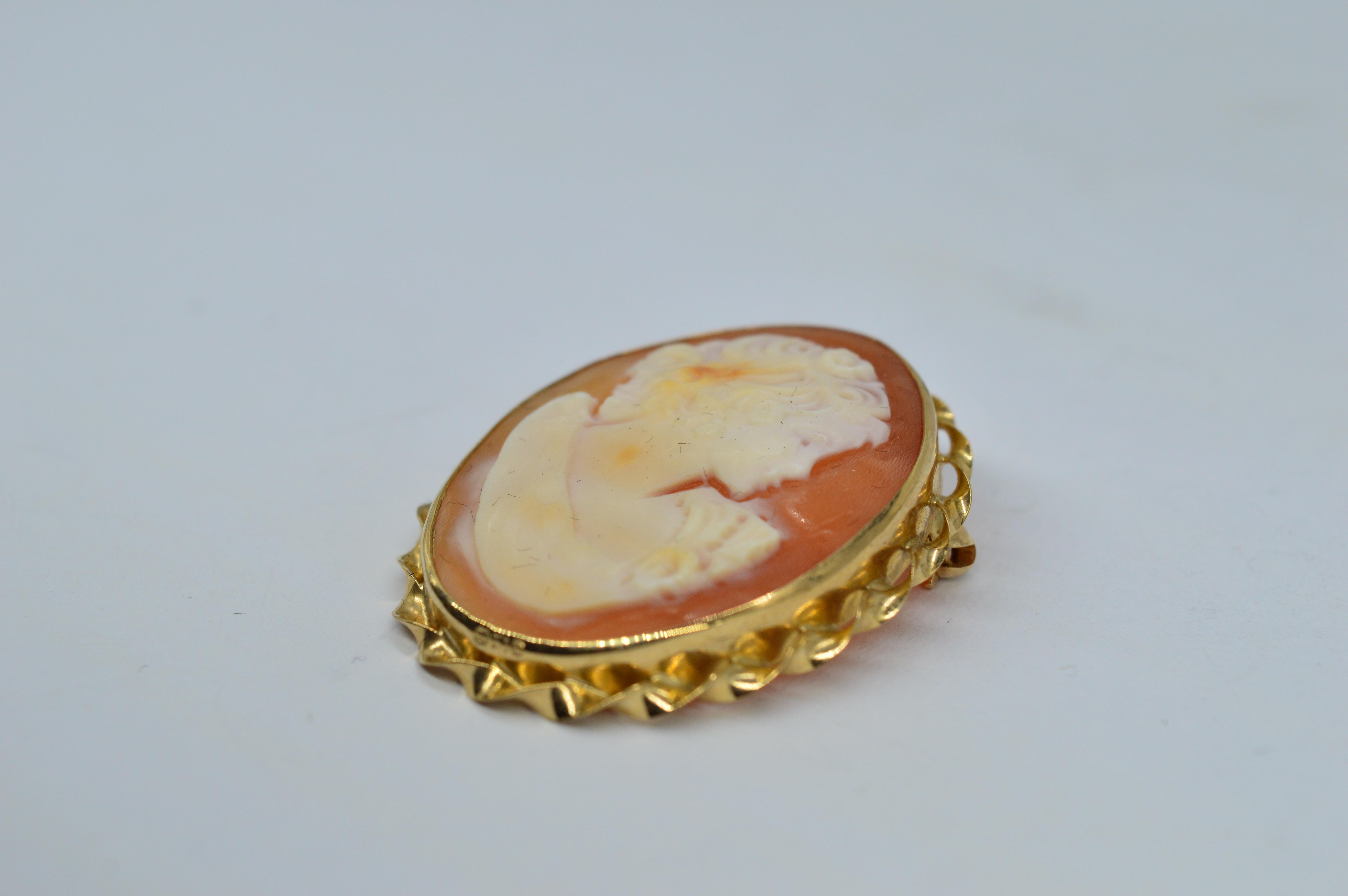 Antique 9ct Yellow Gold Cameo Shell Victorian Present Statement Brooch Pendant In Good Condition For Sale In Benfleet, GB