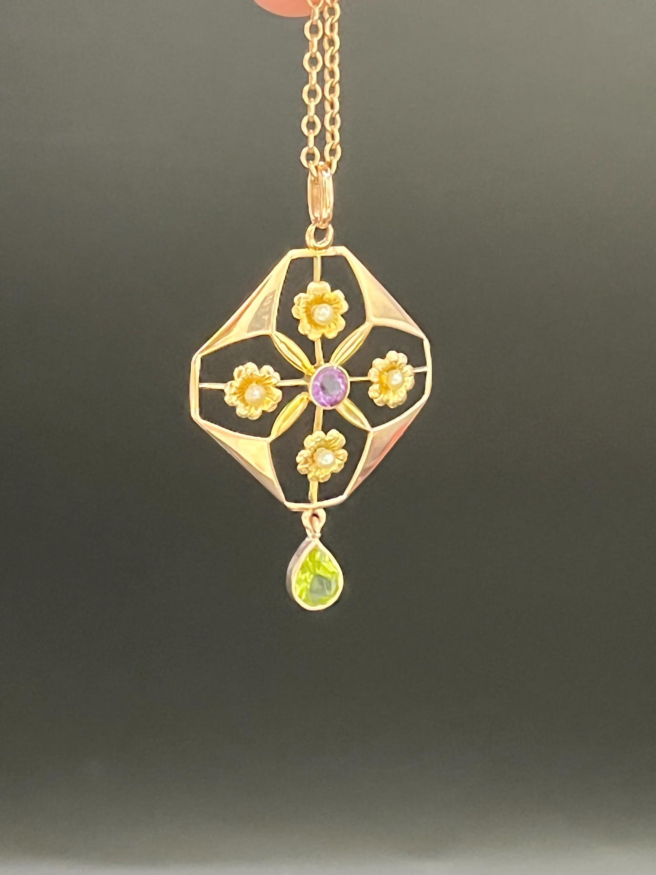 Antique 9ct Yellow Gold, Edwardian Amethyst, Pearl & Peridot Suffragette Pendent In Good Condition For Sale In Brighton, GB
